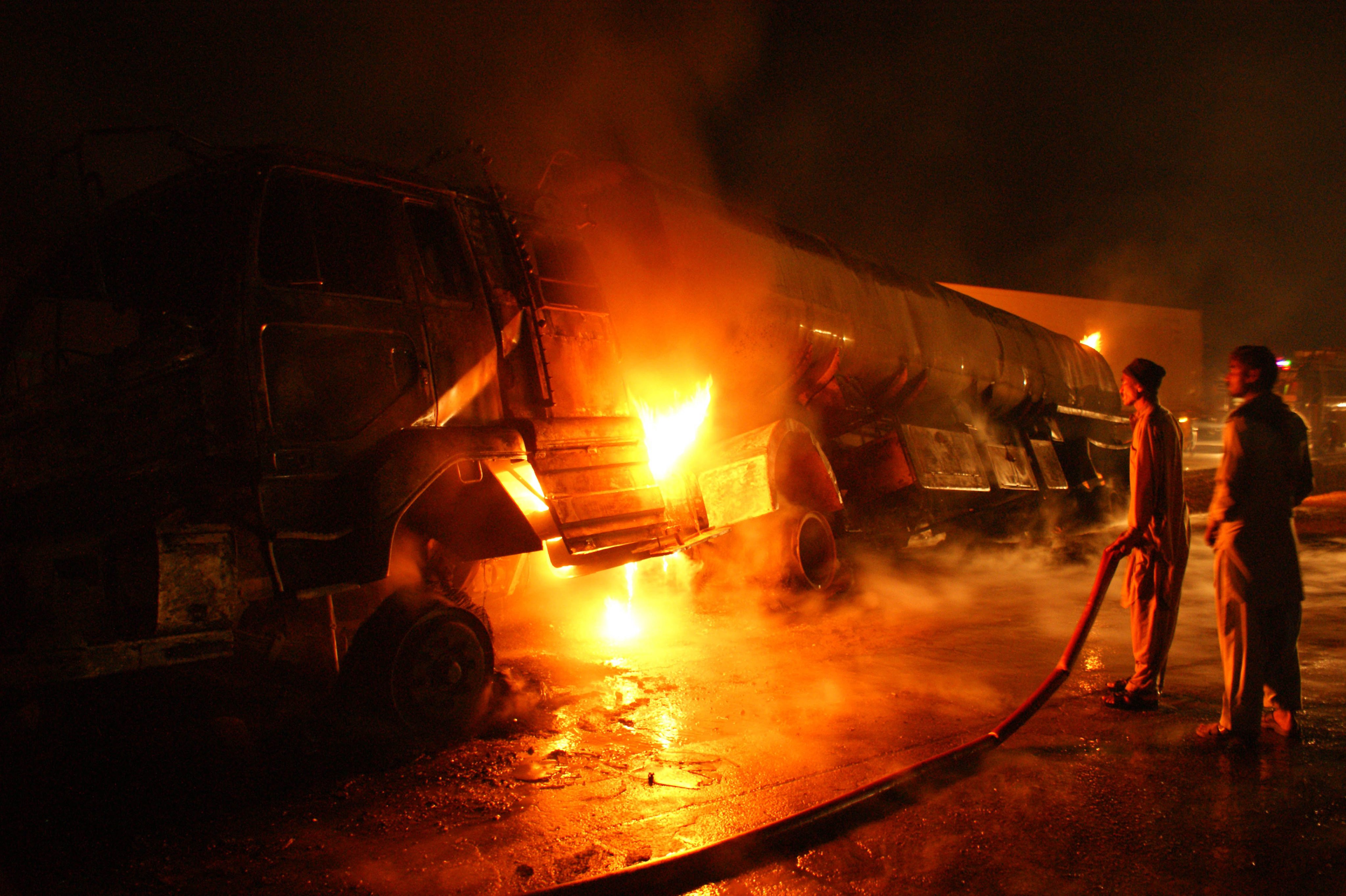 32 души изгоряха при взрив на цистерна в Пакистан