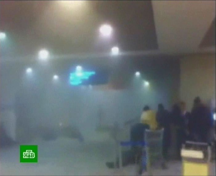 Сред гастия дим след експлозията на пода се виждата тела на загинали