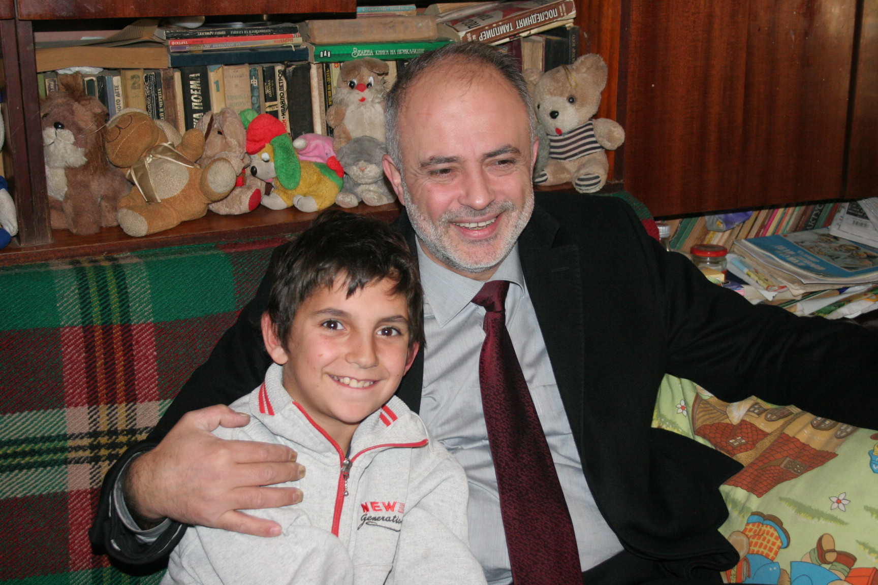 Младенов занесе 2000 лв. на семейство с 13 деца