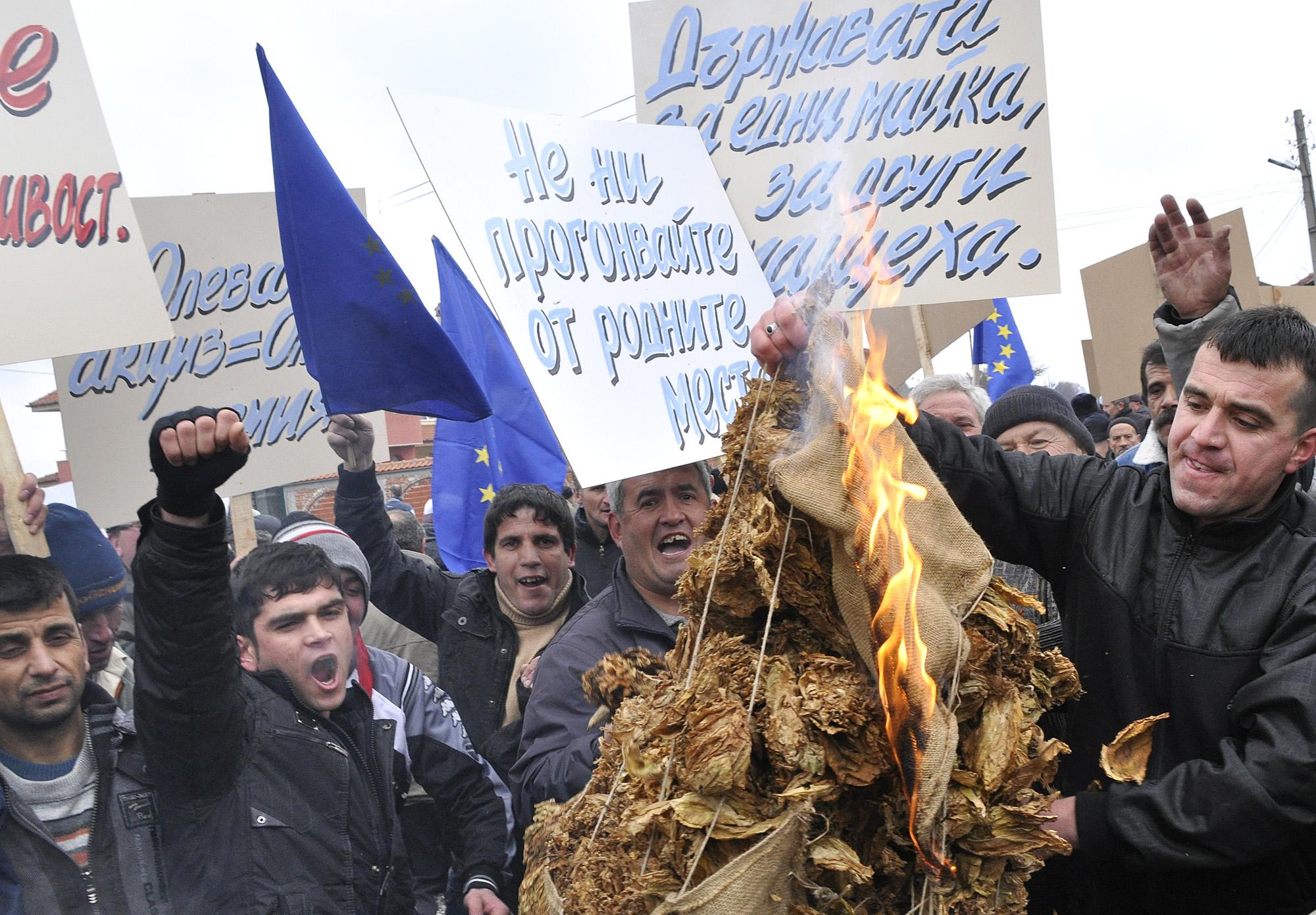 Поведени от ДПС, тютюнопроизводители блокираха Е-80