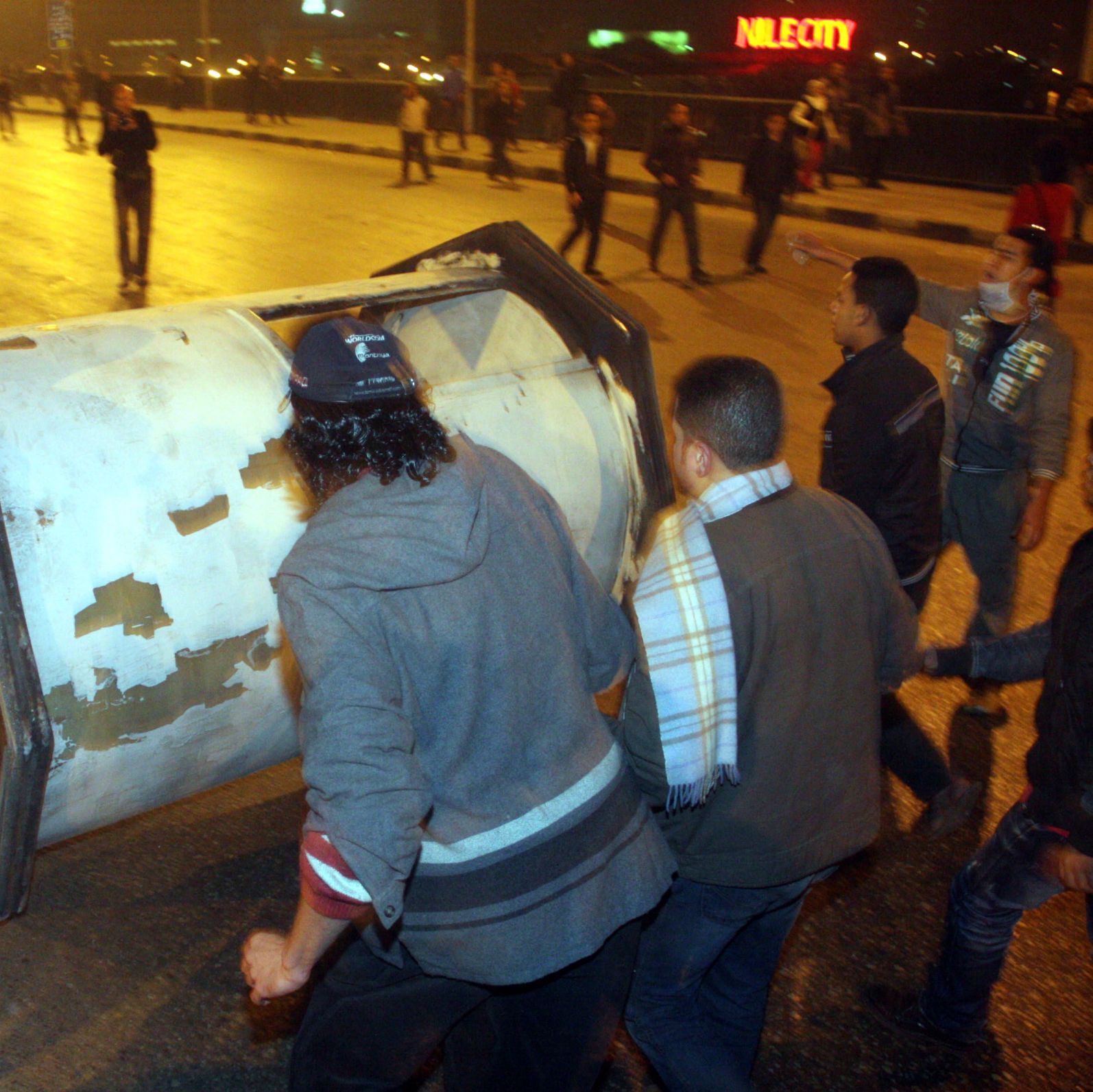 През изтеклата нощ силите на реда са разпръснали със сълзотворен газ хилядите демонстранти
