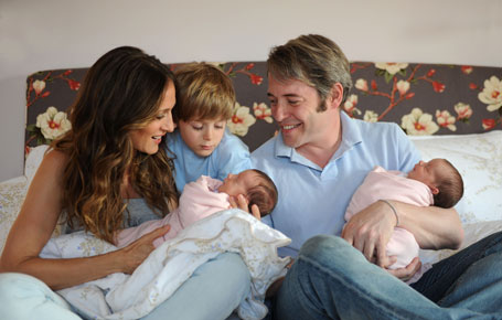 Сара Джесика Паркър и съпругът и със сина им и близначките