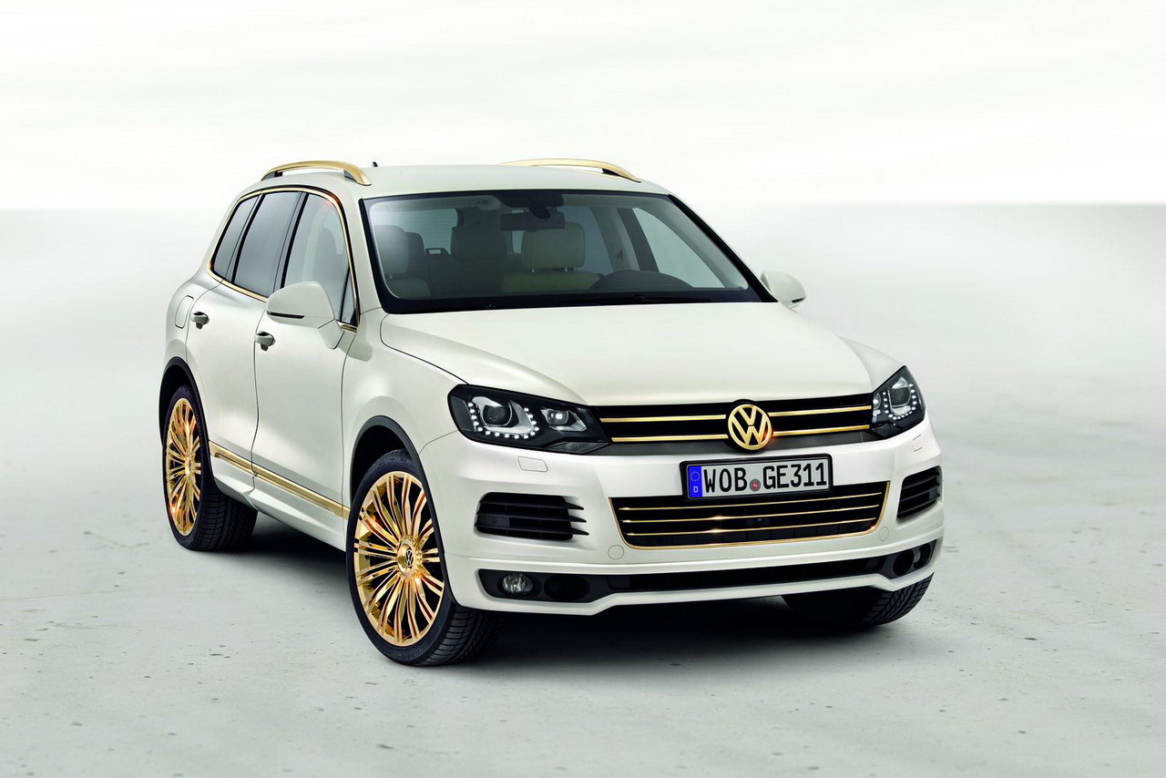 Златен и спортен Volkswagen Touareg в Катар