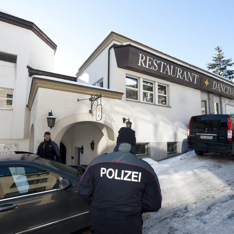 ”Революционери” взривиха мазе в хотел в Давос