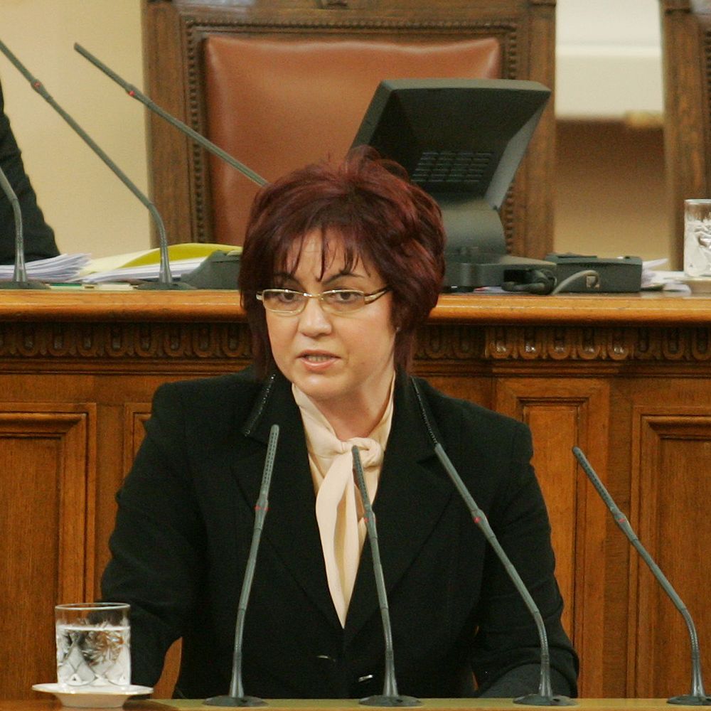 Корнелия Нинова отрече да е получавала такъв бонус от ”Булгартабак” и обвини Цветан Цветанов в лъжа