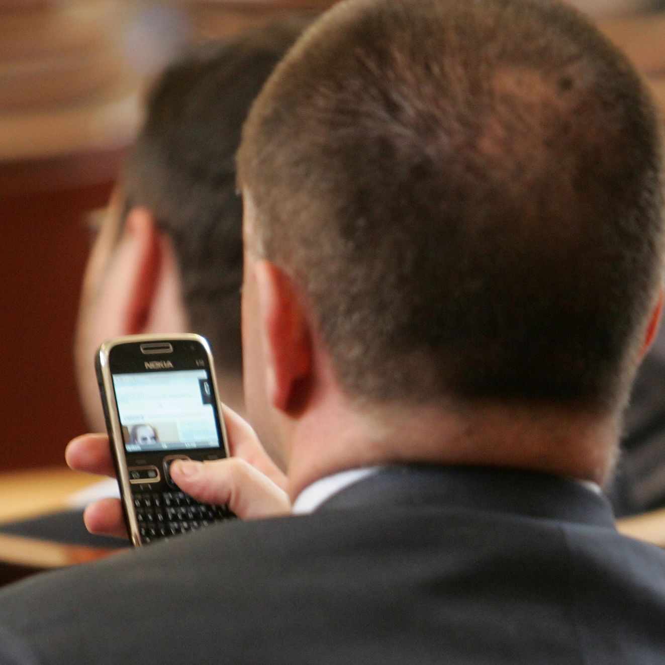 Депутати получиха SMS-и от ”Пеевски”