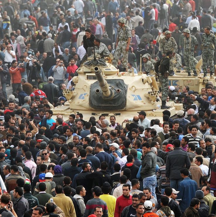 Хиляди демонстранти блокираха танковете, изпратени да усмирят протестите в Кайро