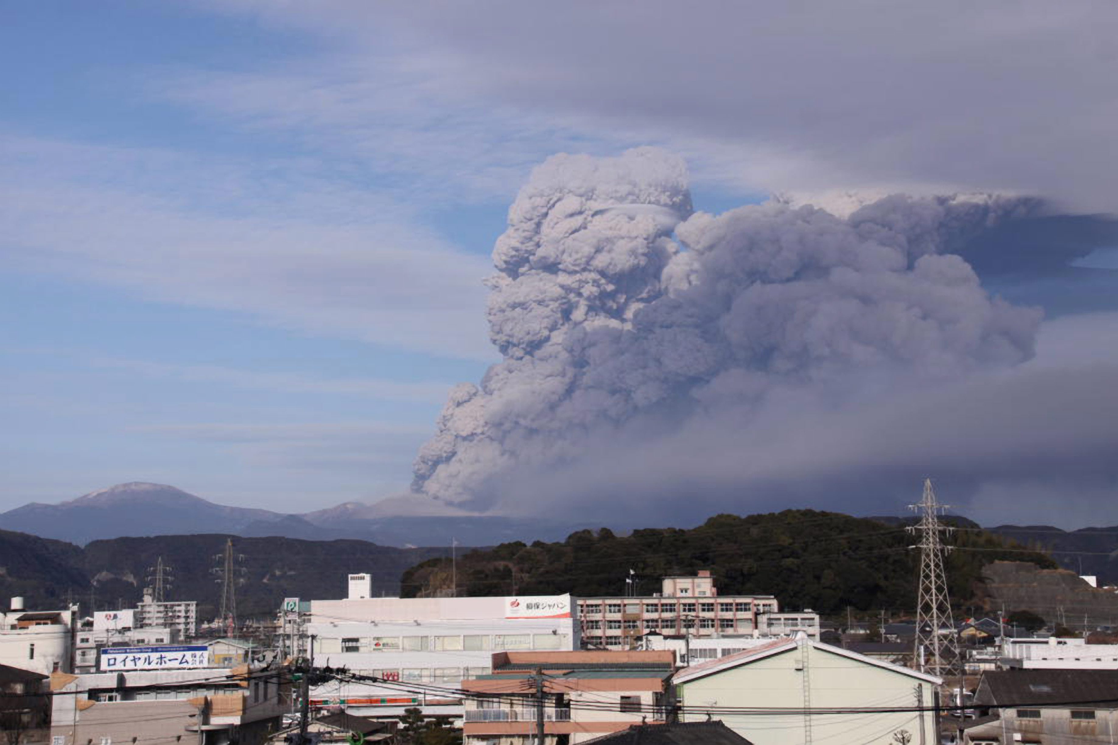 Японски вулкан изригна и нанесе щети на 8 км