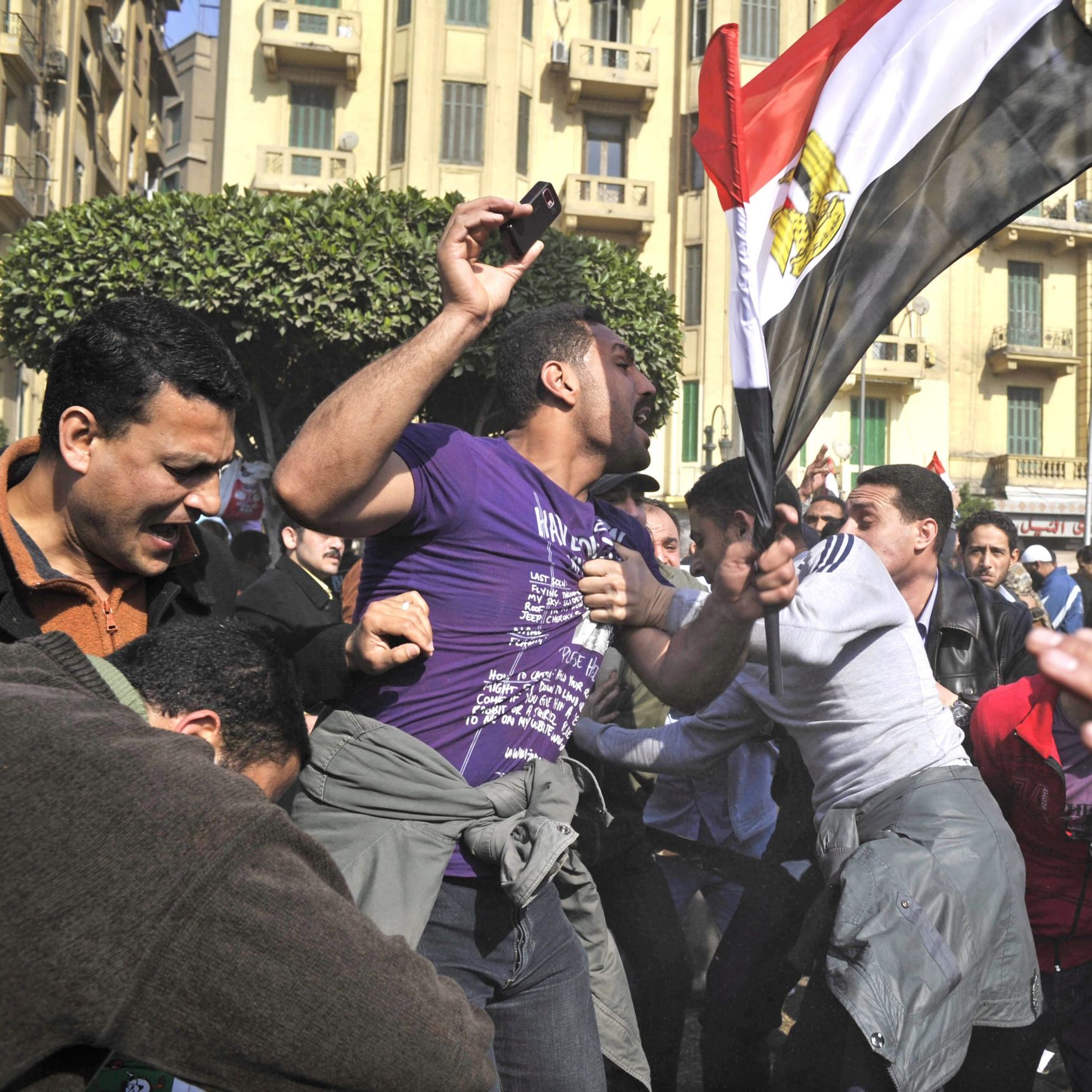 На деветия ден от протестите египтяните се разделиха на лагери