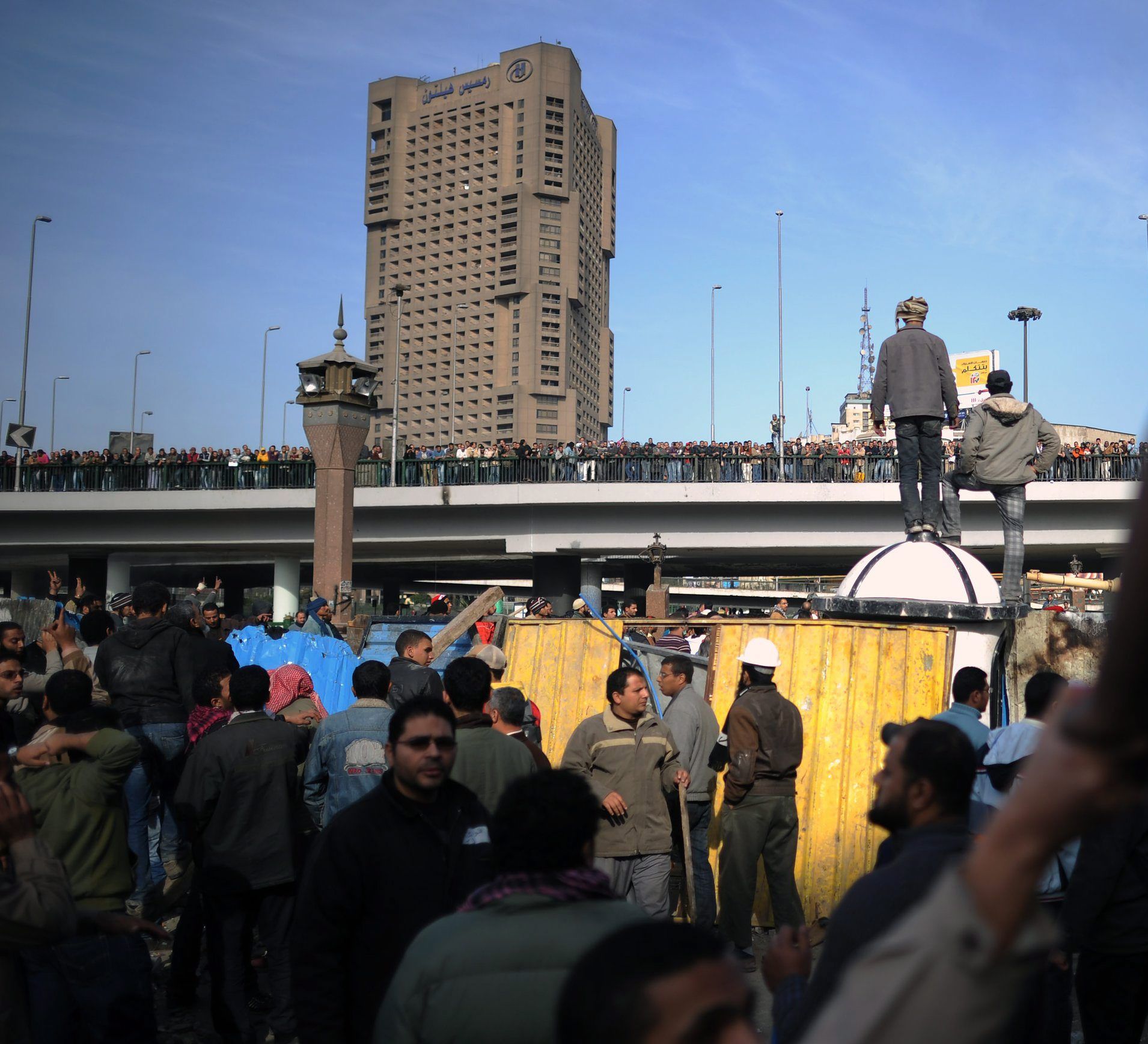 Привърженици на Хосни Мубарак откриха огън с автоматични оръжия срещу противниците на режима