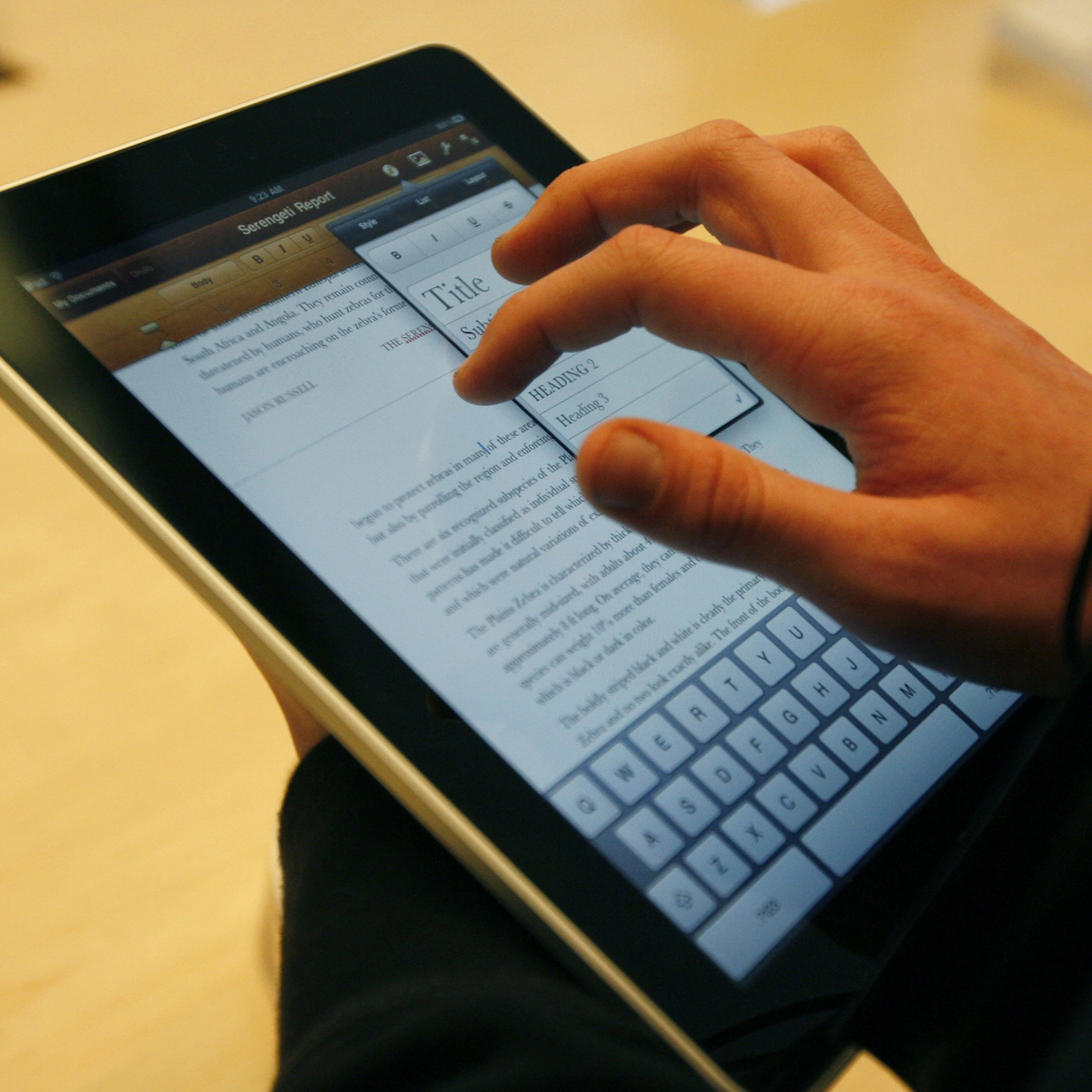 Едуард Саакашвили подобри рекорда по най-бързо писане на iPad