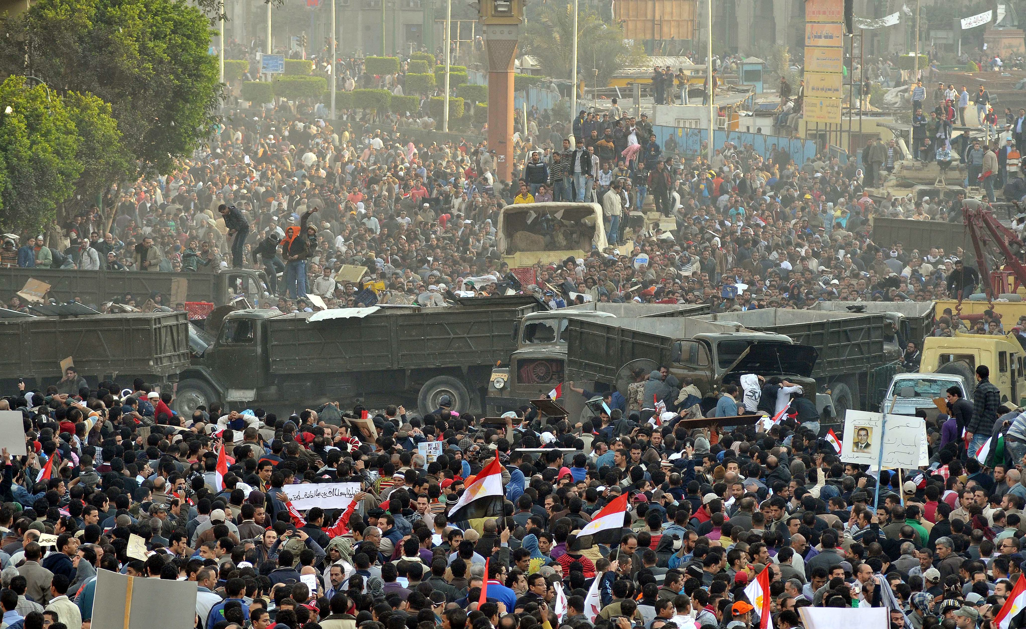 При вчерашните сблъсъци военен кордон раздели привържениците на Мубарак от протестиращите срещу него