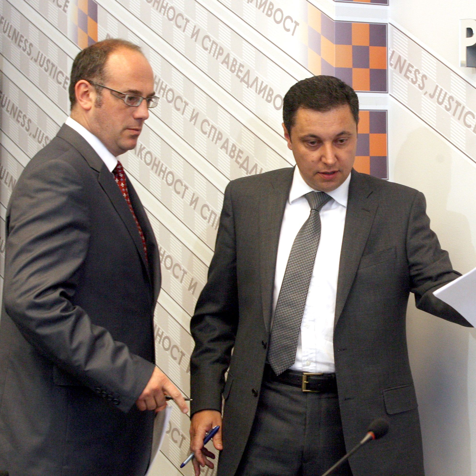 Две оставки накуп на върха в РЗС