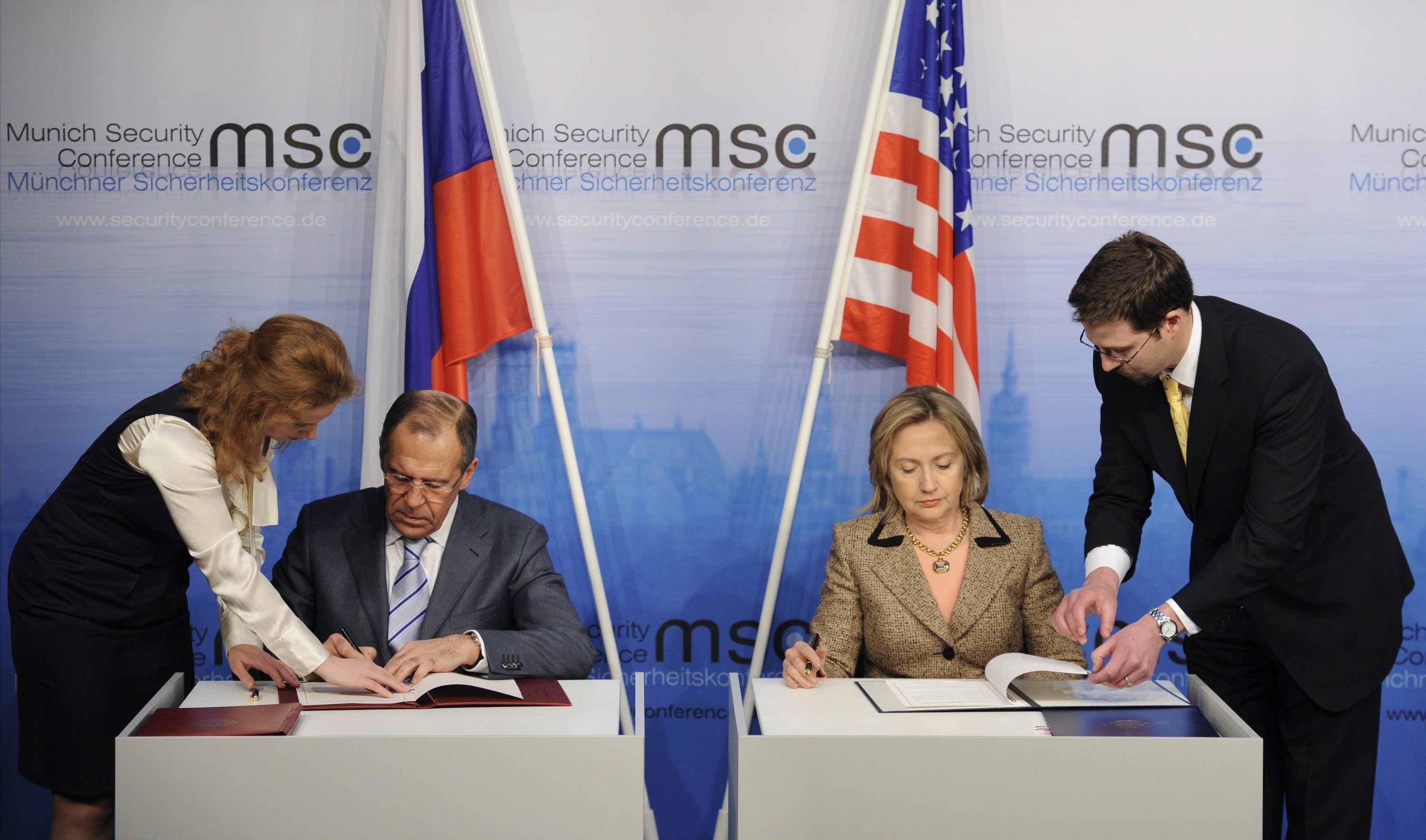 Сергей Лавров и Хилъри Клинтън подписват документите за СТАРТ 2