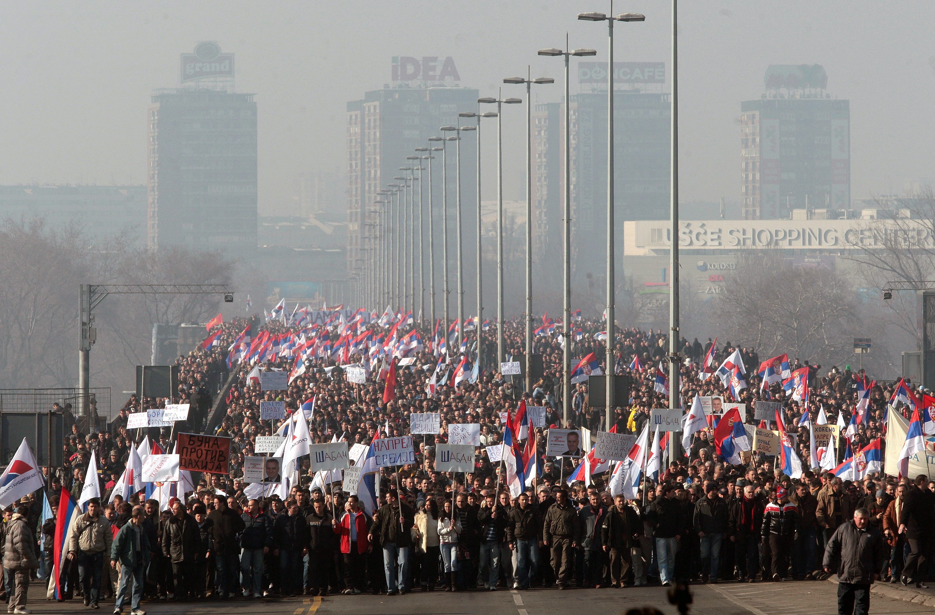 Десетки хиляди поискаха предсрочни избори в Сърбия
