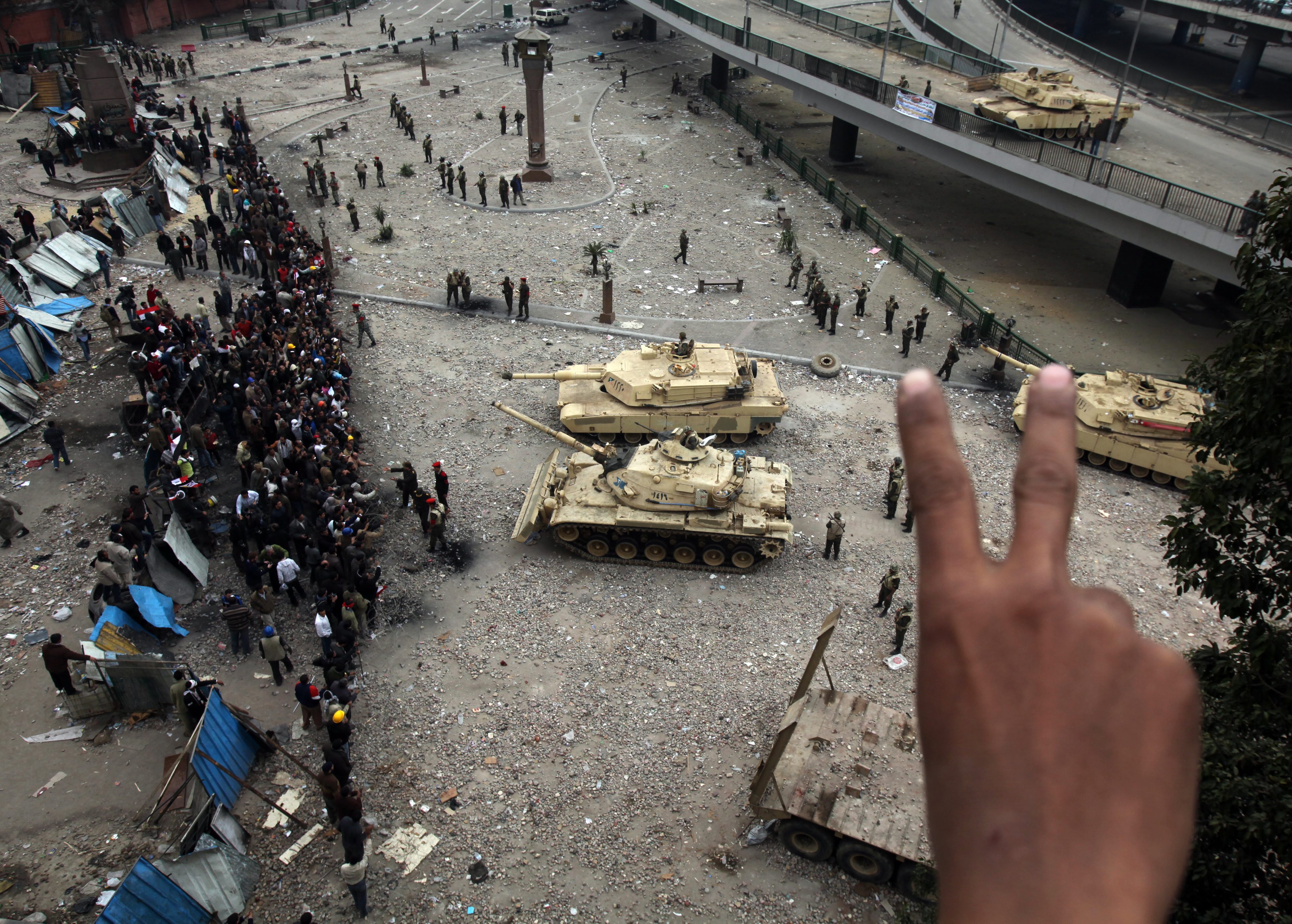 Протестиращи направиха жива верига срещу армията, опитваща се да ги разпръсне от площада в Кайро