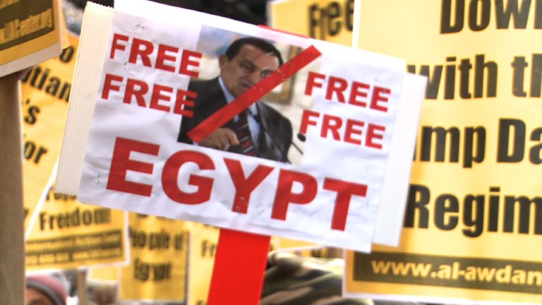 Плакат на протестиращи срещу режима на Хосни Мубарак