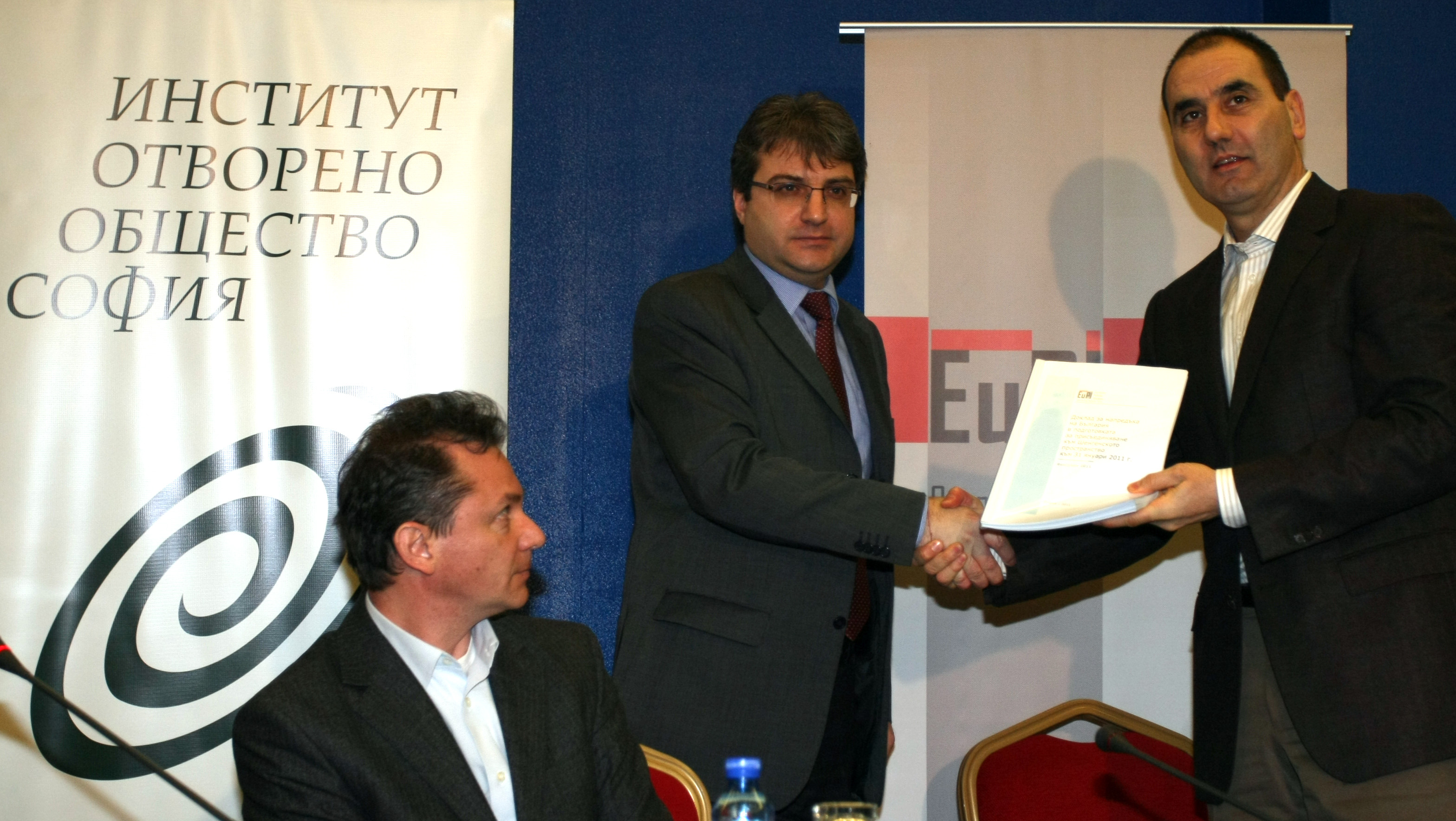 Изпълнителният директор на ”Отворено общество” Георги Стойчев връчва доклада на министър Цветанов