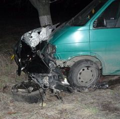 Катастрофата станала между лек автомобил БМВ и микробус на международния път Плевен-Русе