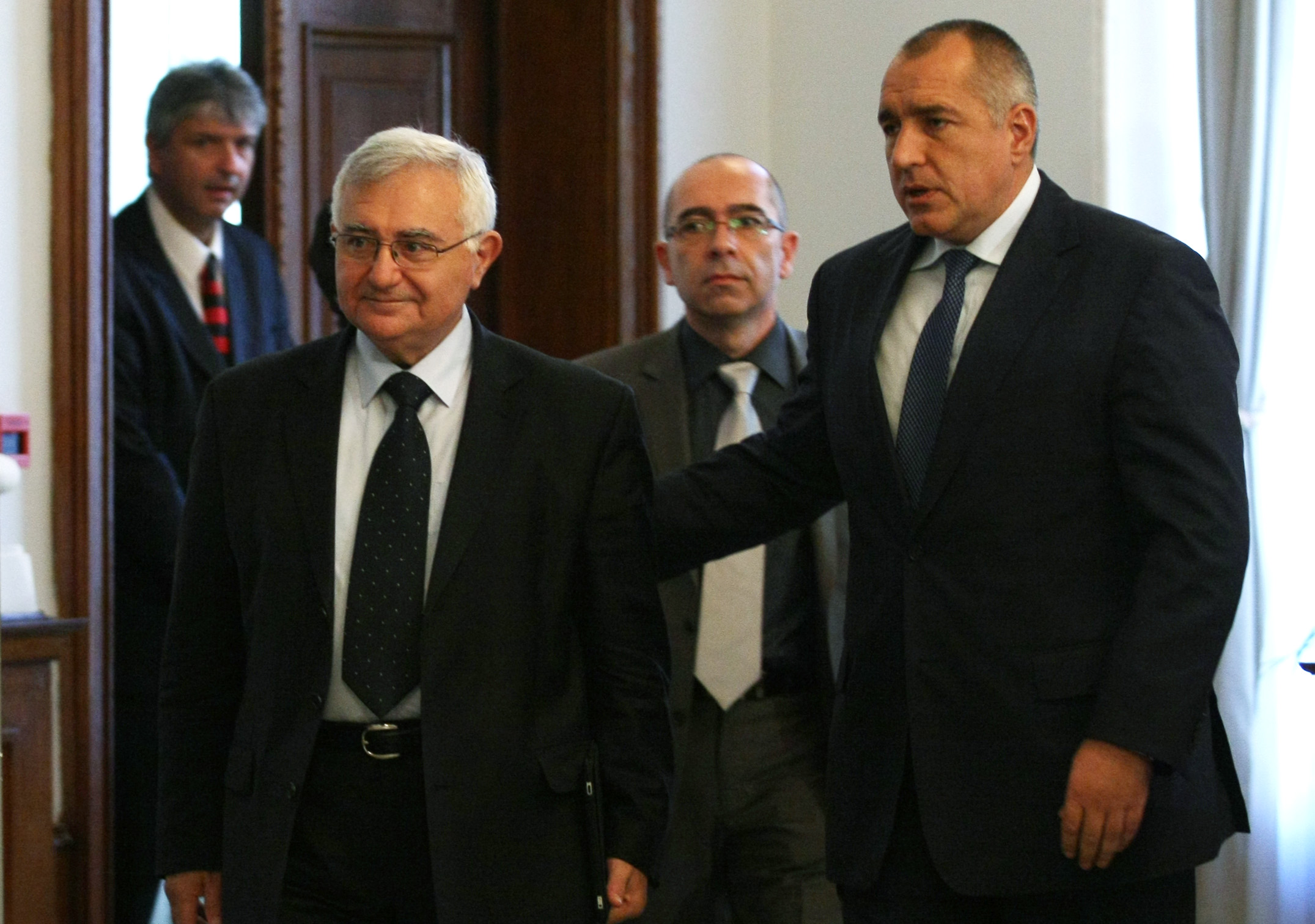Еврокомисар подаде оставка заради лобистки скандал