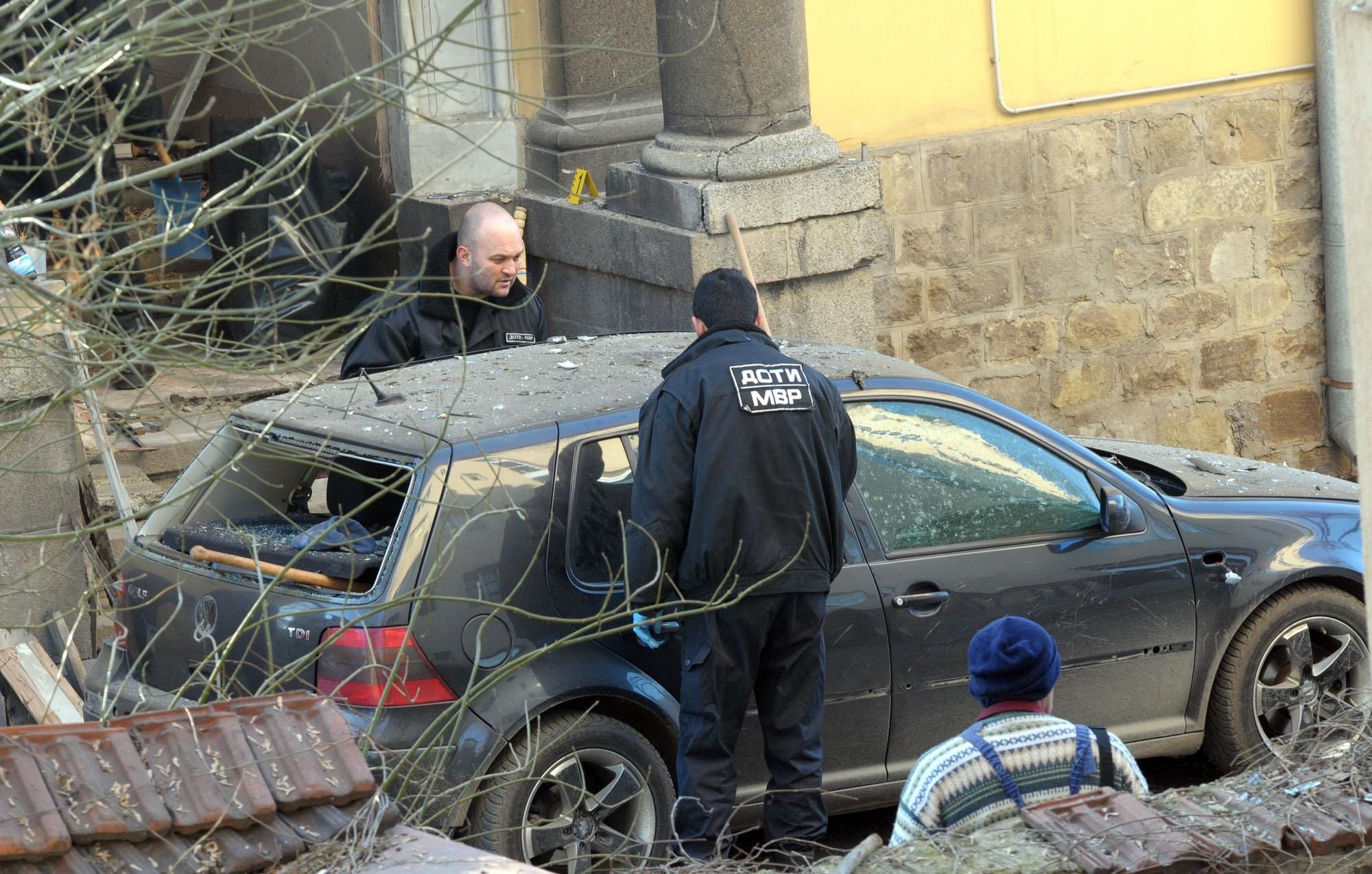 От взрива са пострадали и два автомобила, паркирани в района