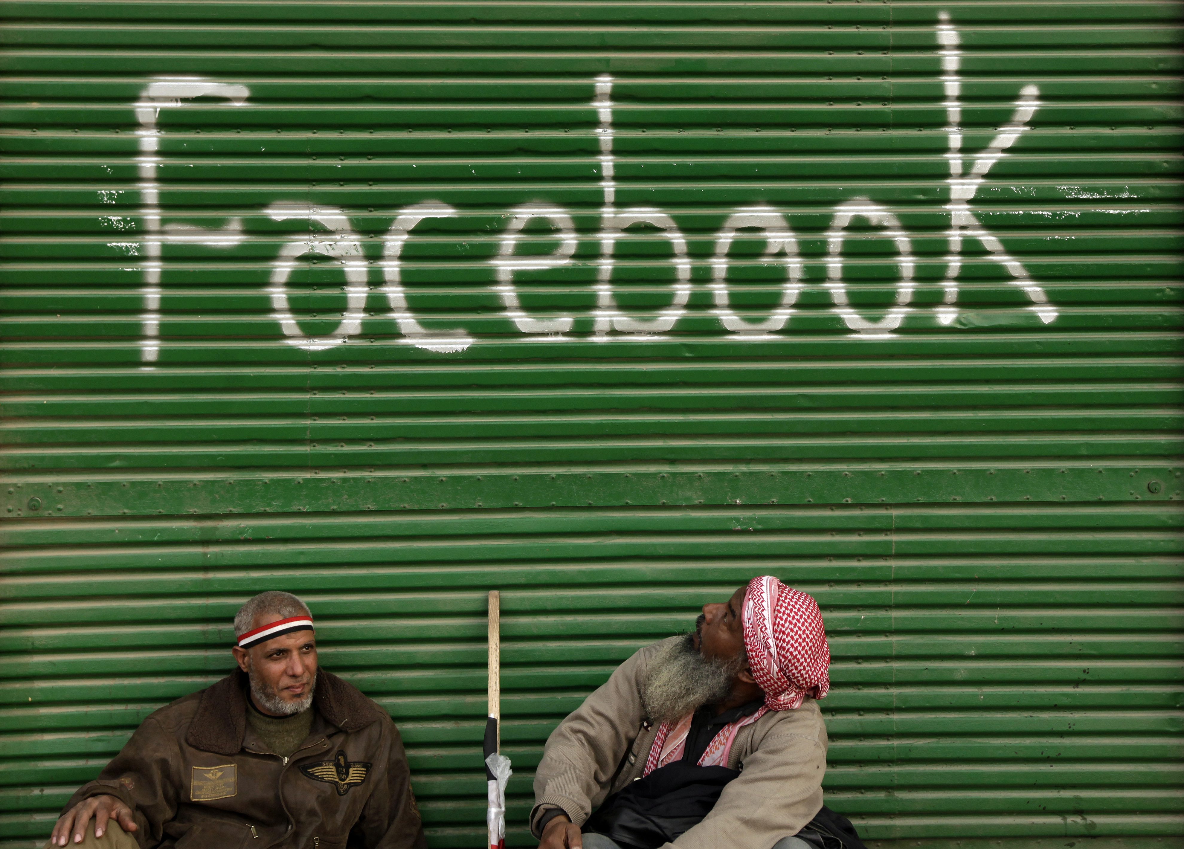 Събитията в Египет и Тунис показаха значителната полза от социалните мрежи като Facebook за демокрацията, заяви сенатор от САЩ
