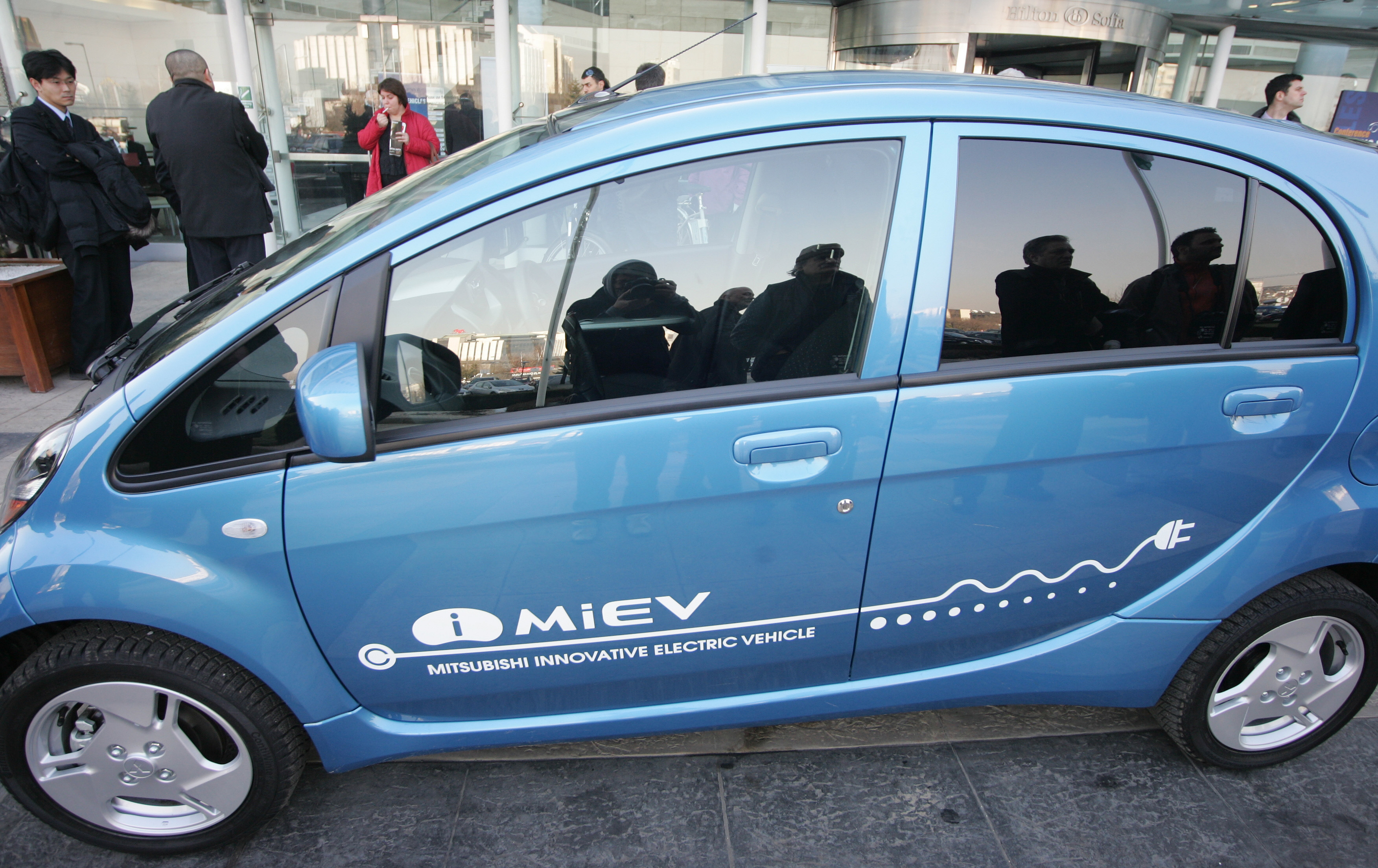 Продажби на екологичните возила започват ”Ситроен”, ”Пежо”, ”Мицубиши”, ”Рено” и ”Шевролет Волт”.