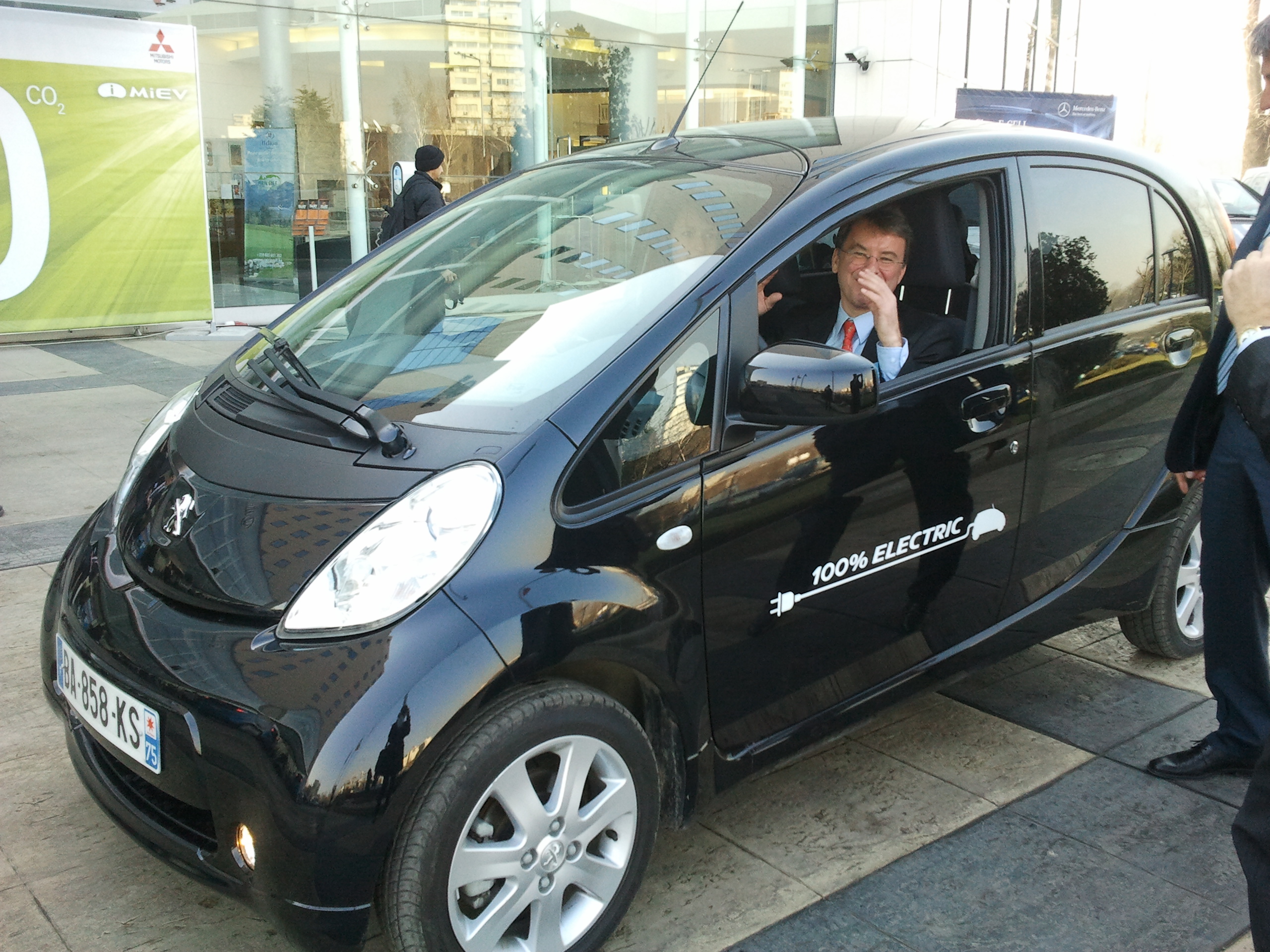 Френският посланик тества електрическия Peugeot iOn в България