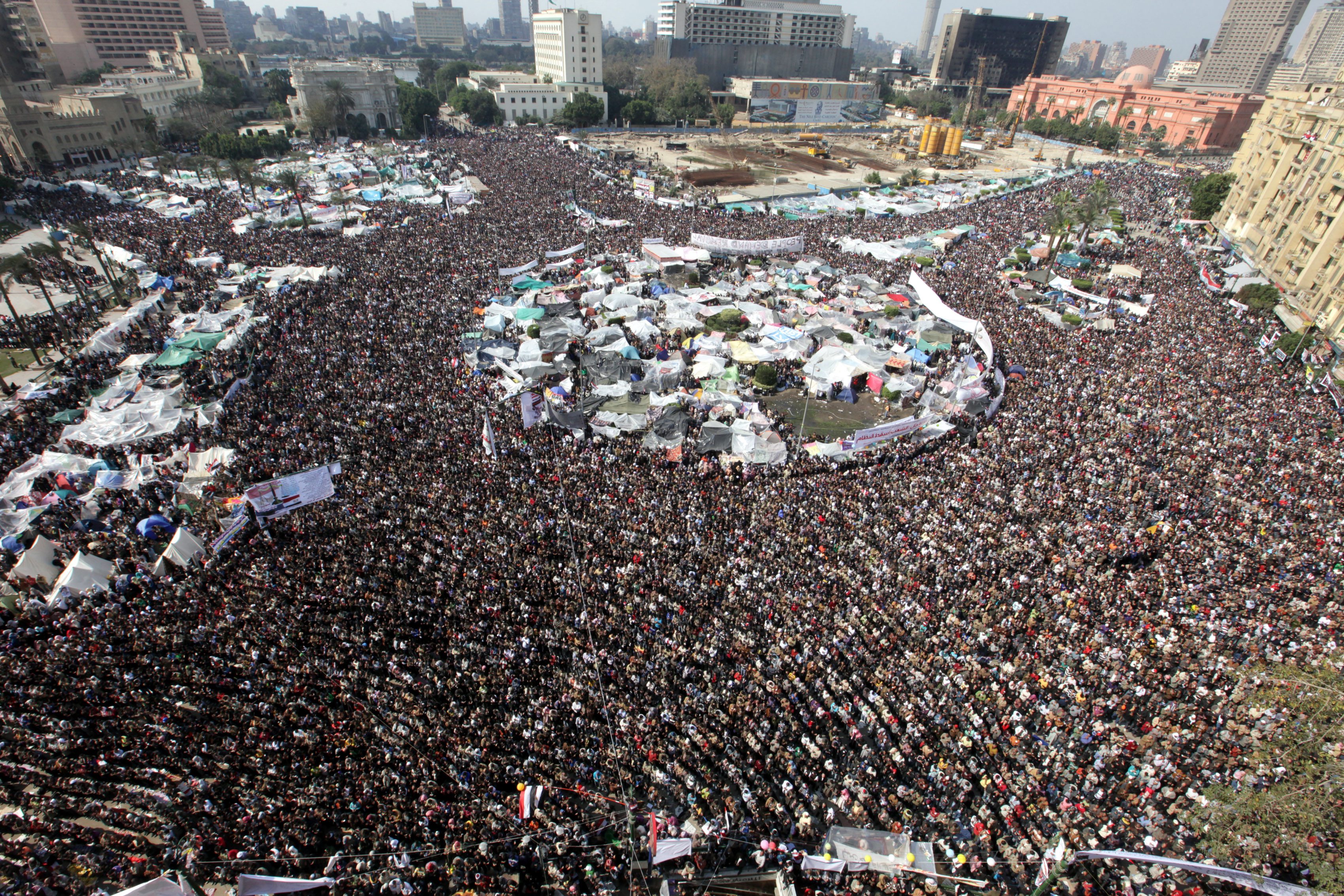 Десетки хиляди против избора на военните за премиер на Египет