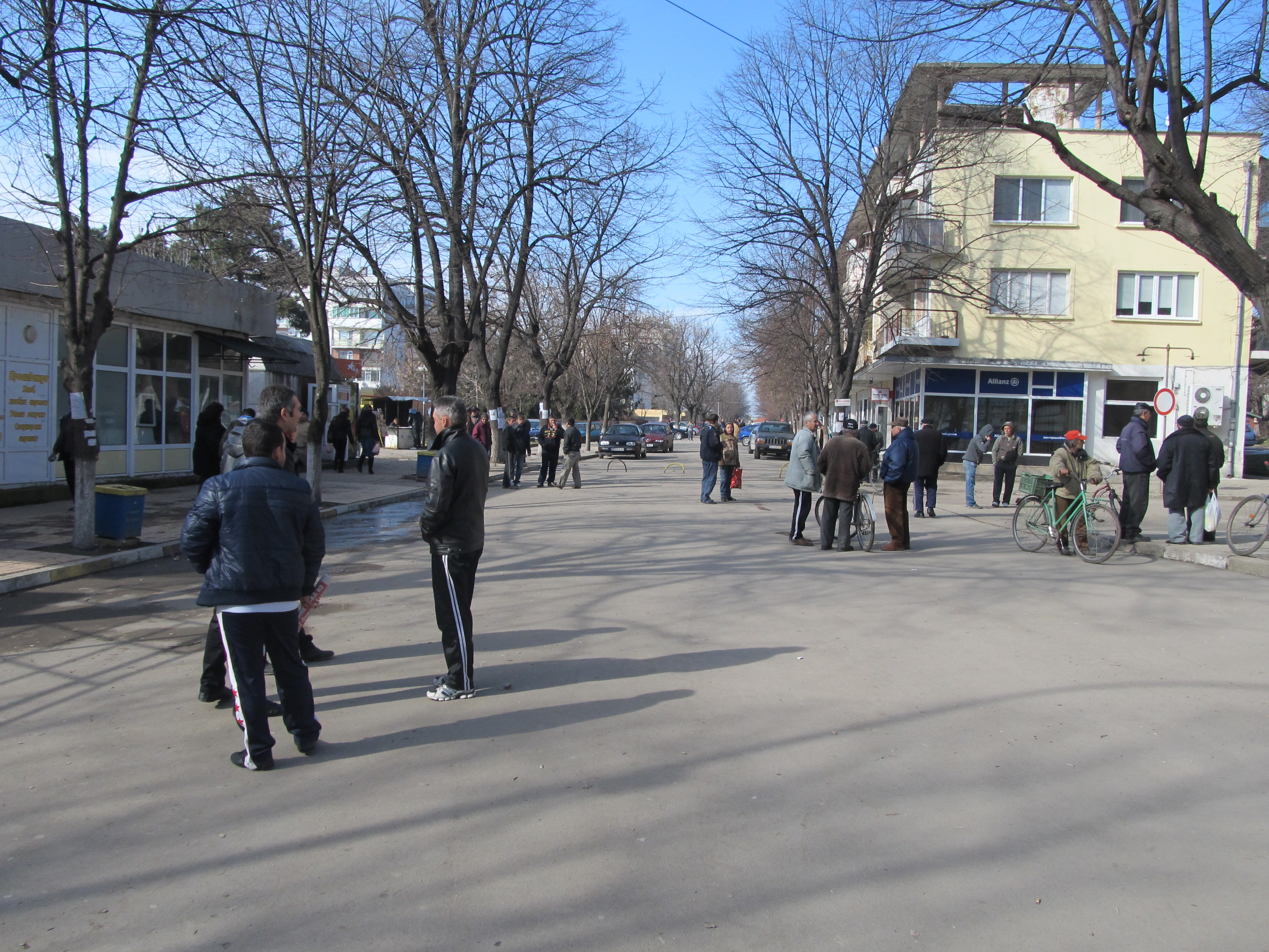 Мнозина дойдоха в близост до тото пункта да видят кой е новият милионера