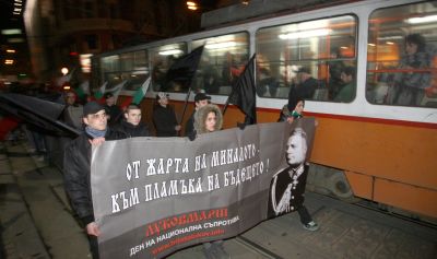 Дори и момичета имаше сред маршируващите младежи в чест на ген. Луков