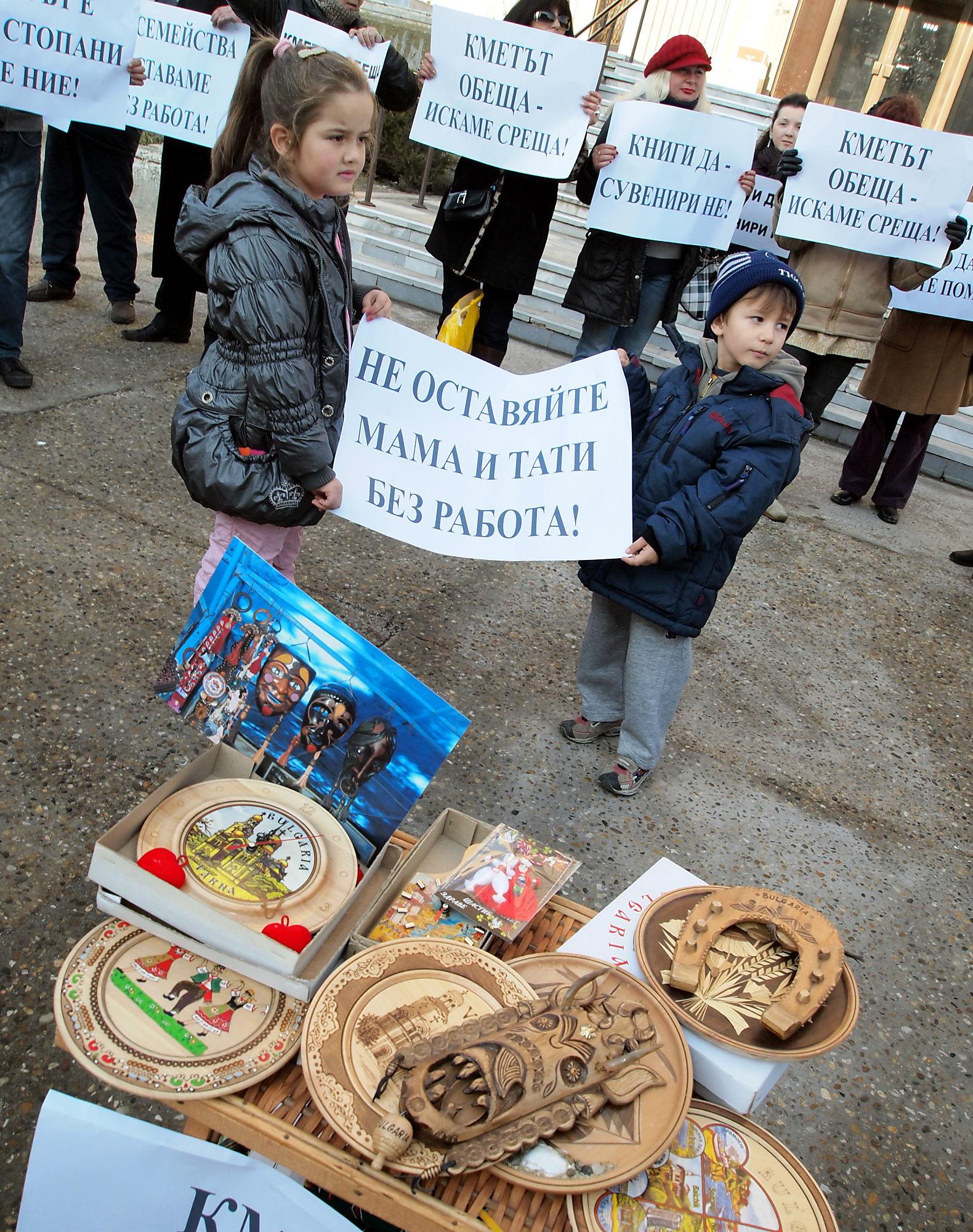 След протести, двете страни се споразумяха след ремонта пазарът да остане на старото си място, но със сглобяеми сергии