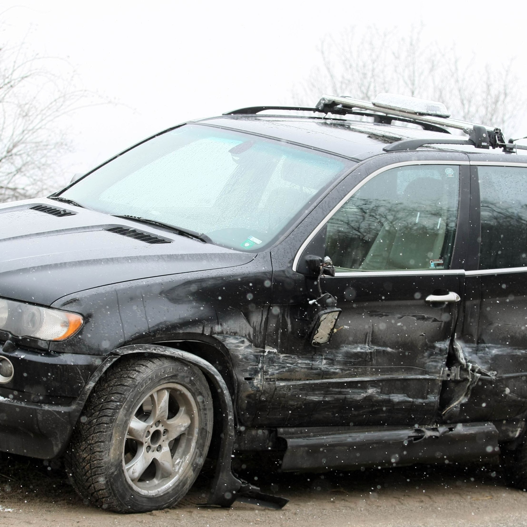 Автомобил на НСО БМВ X5 е със спукана лява задна гума