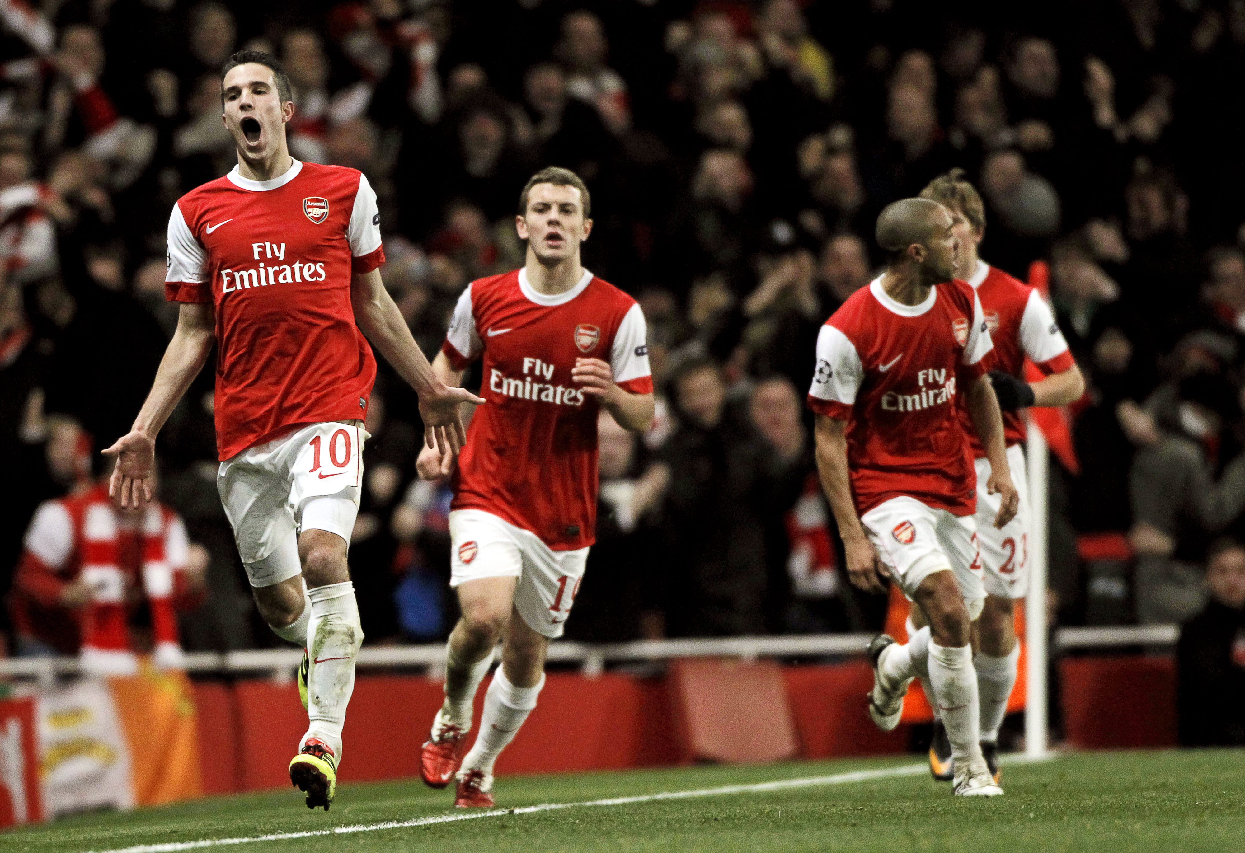 Футболистите на Арсенал ликуват след гола на Робин ван Перси