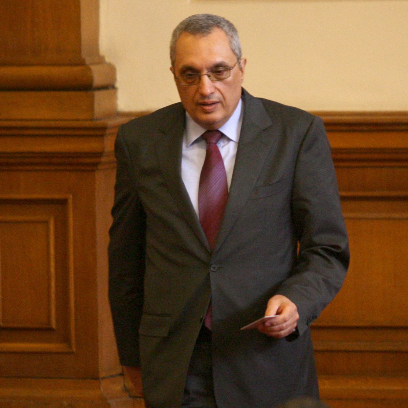 Искат шефът на НАП да мине детектор на лъжата