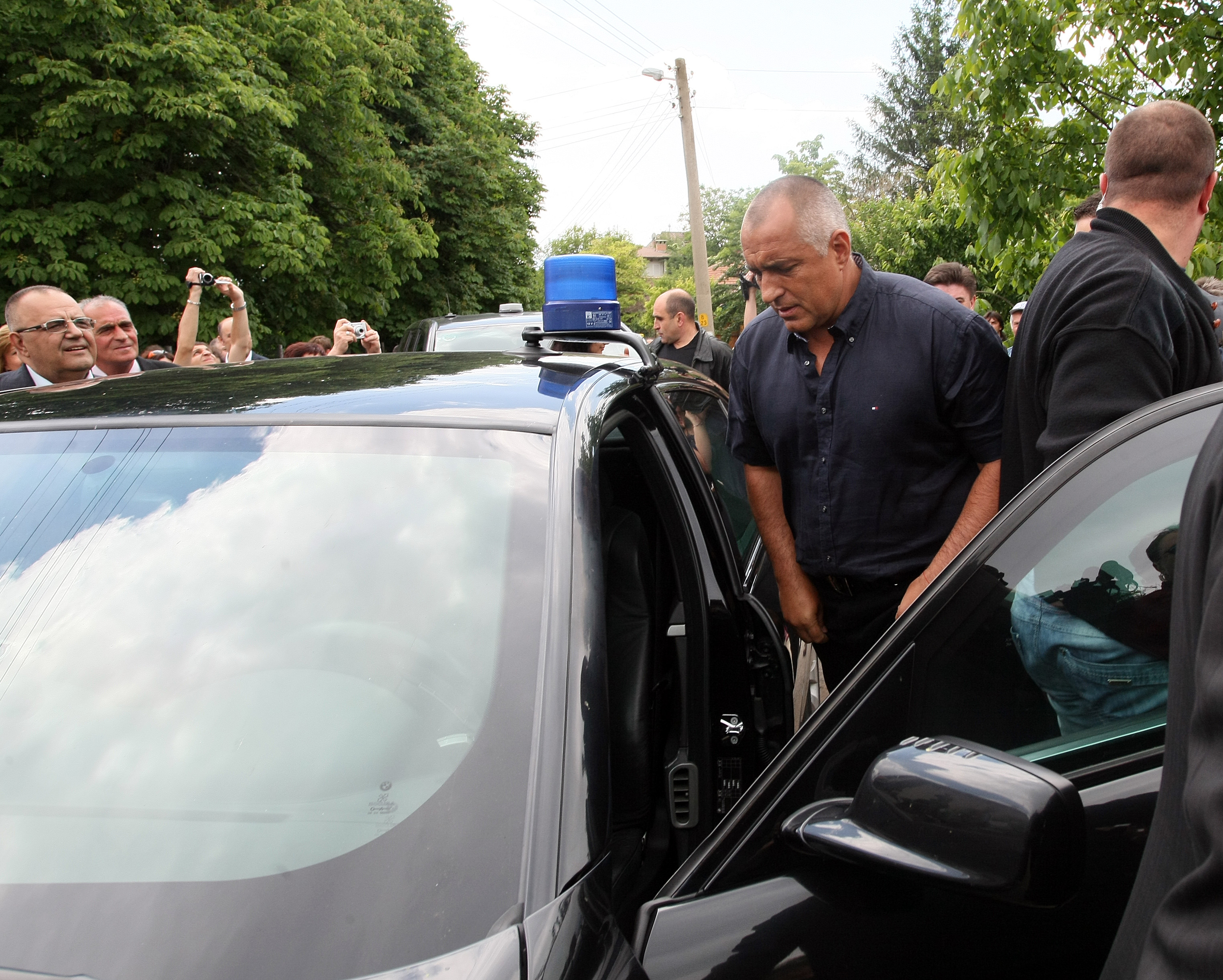 Кола на НСО почти блъсна жена на пешеходна пътека