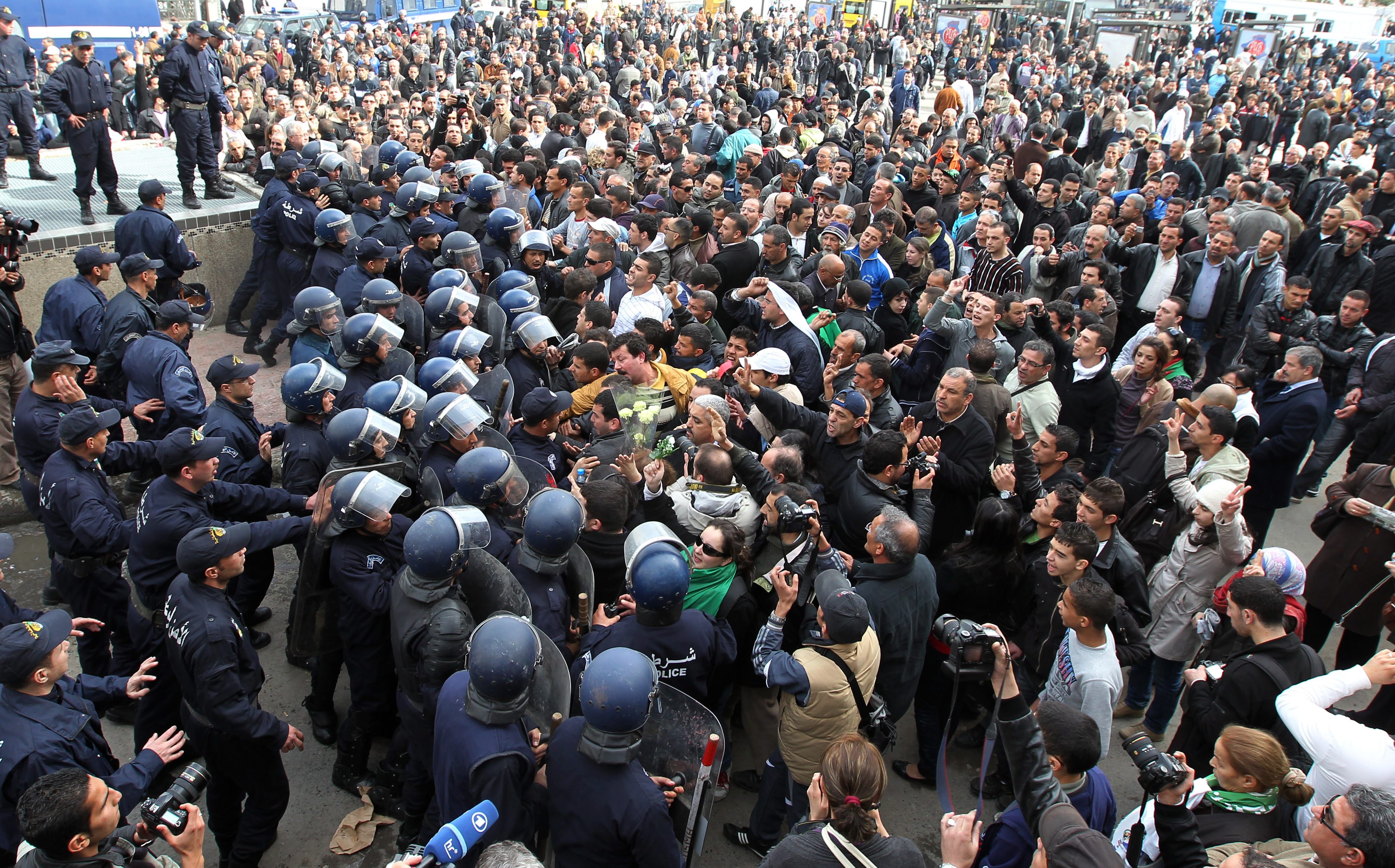 Полицията в Алжир отблъсва демонстрантите