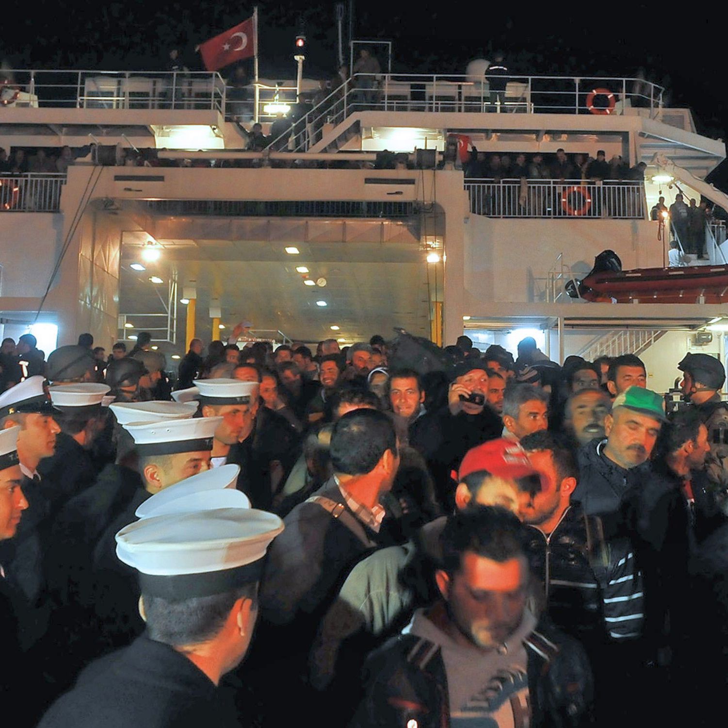 Ферибот със стотици на борда потъна край Папуа