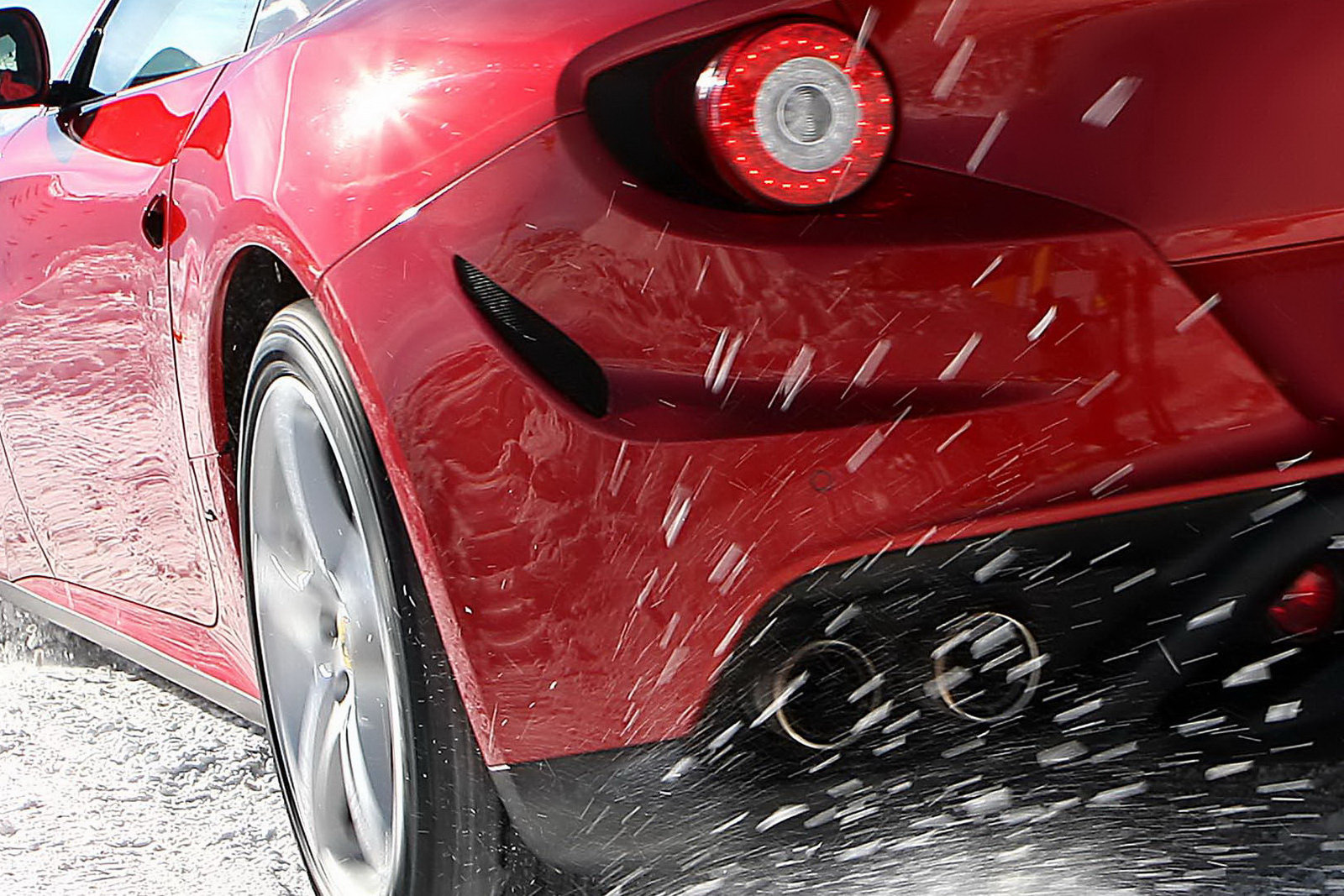 Показаха на живо Ferrari FF