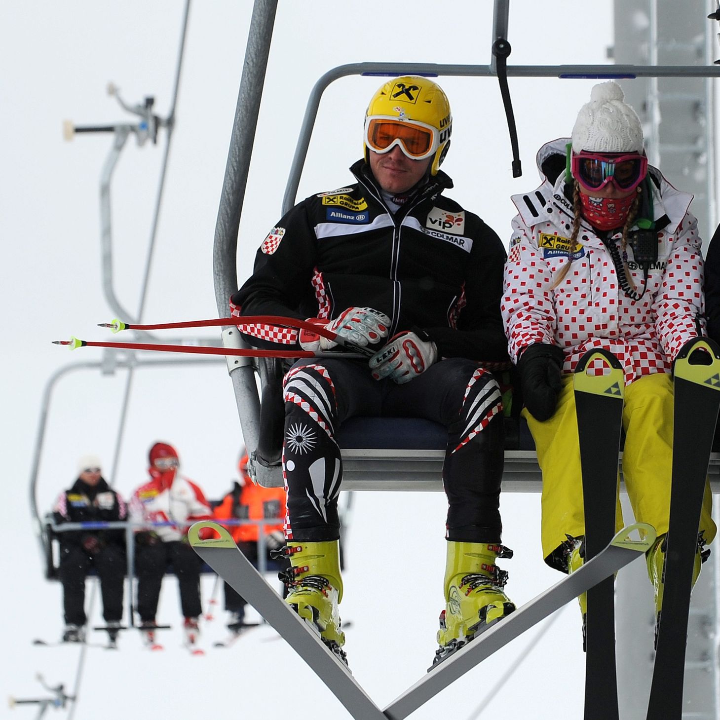 Европол, МВР и данъчни окупираха Банско