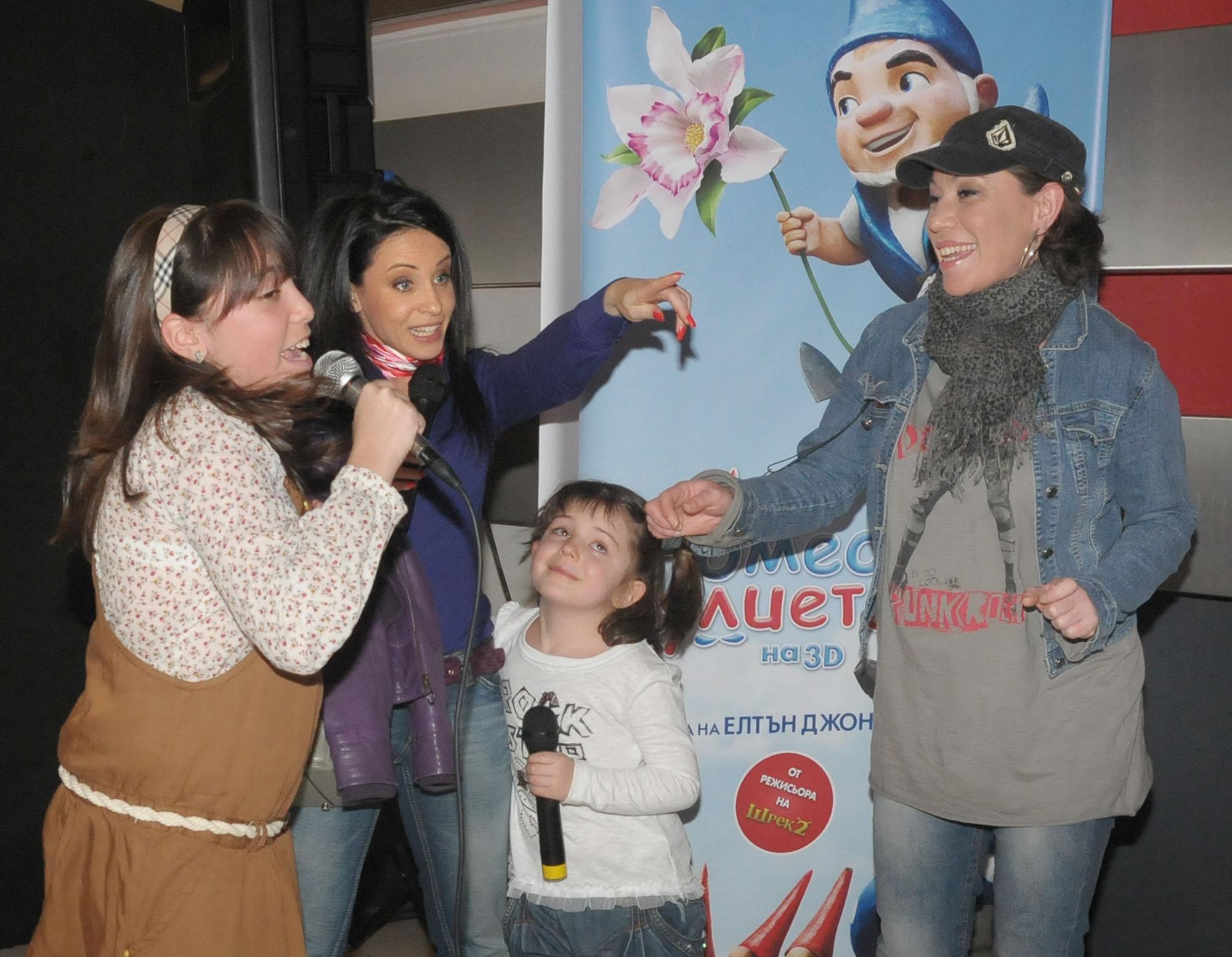 Наталия Димитрова и Лара Златарева с дъщерите си Бернарда и Ния