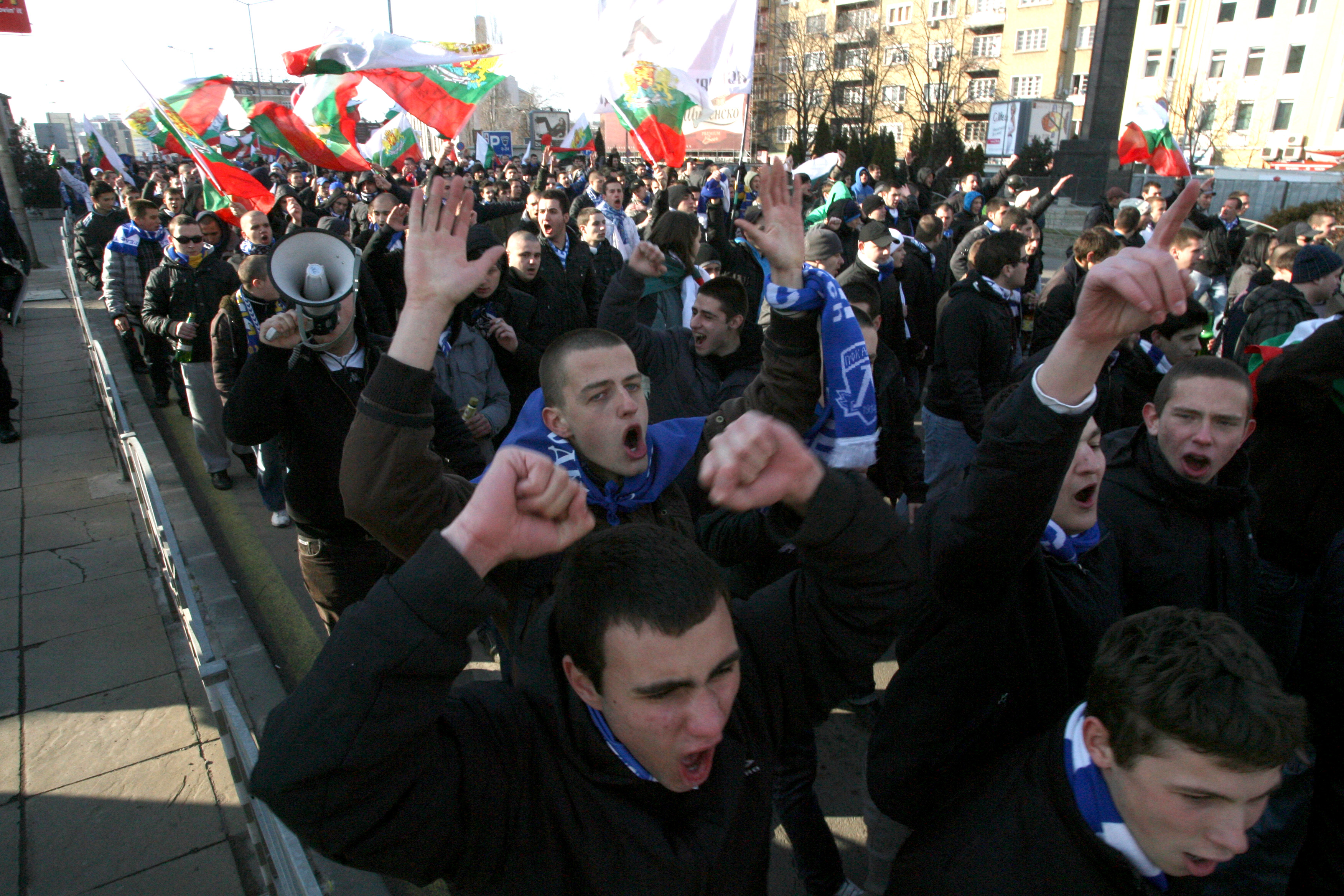 Футболни фенове блокираха центъра на София