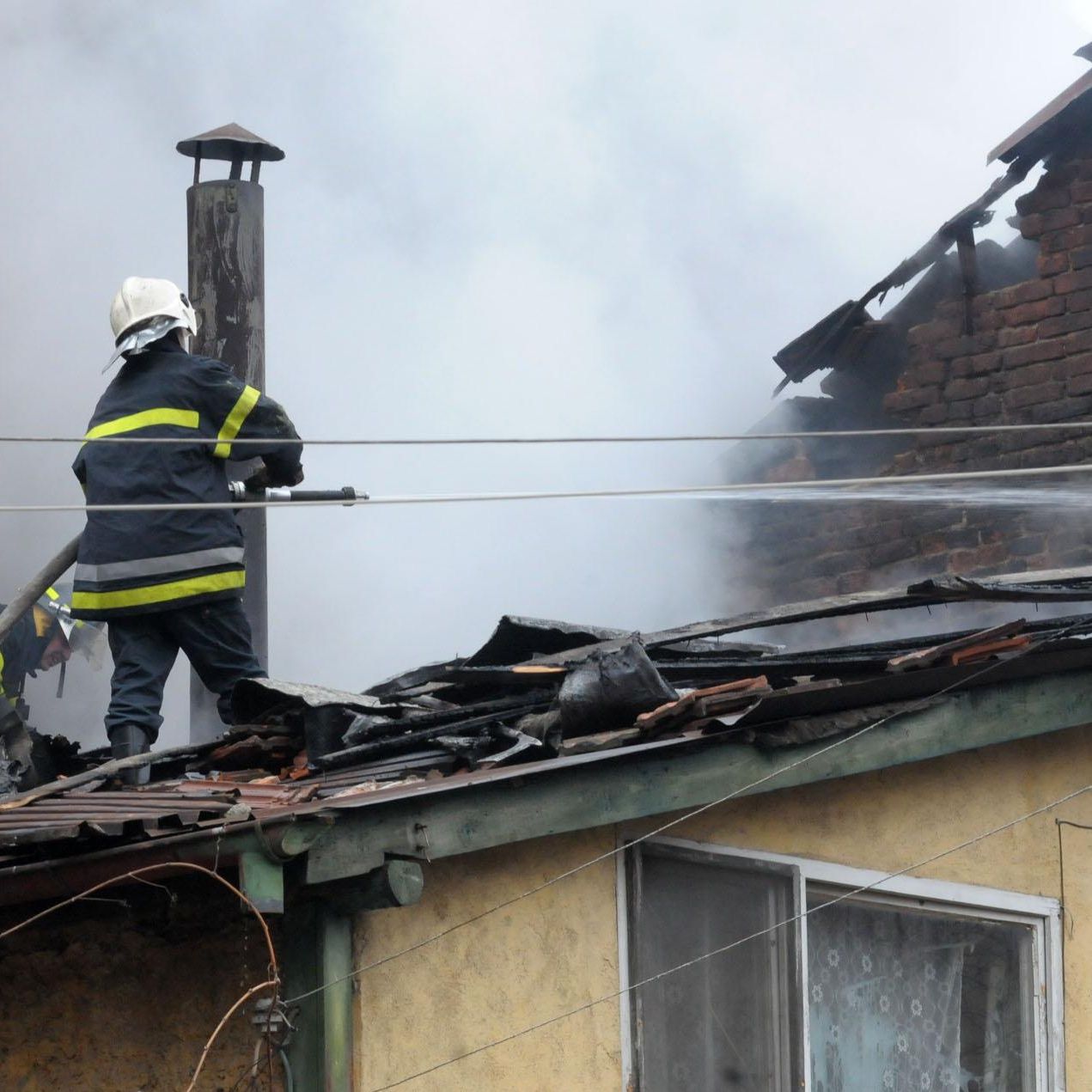 Три екипа на пожарната гасиха пламнала мансарда в къща в кв. Лозенец