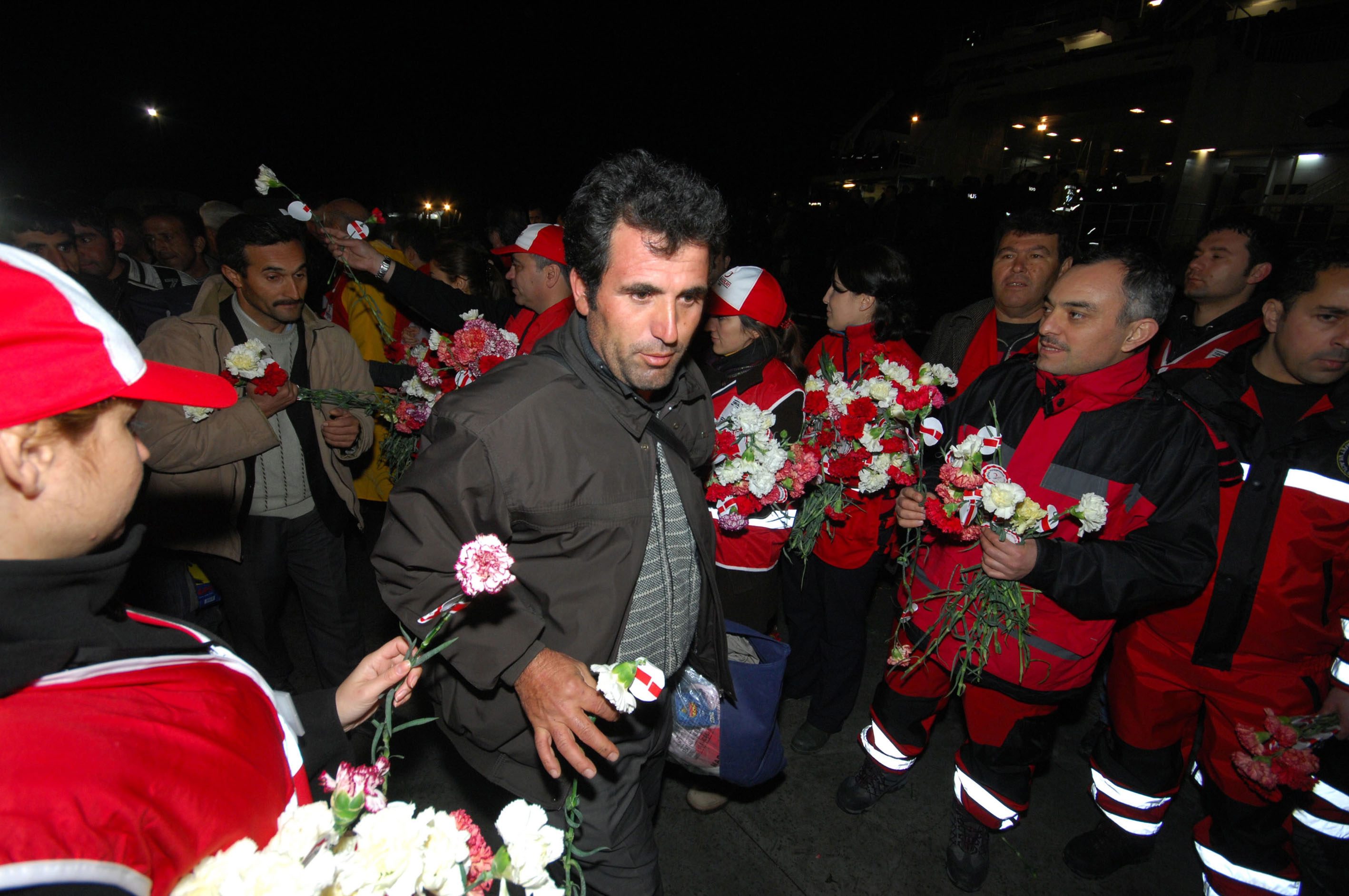 Корабът и пътниците бяха посрещнати с цветя от стотици хора