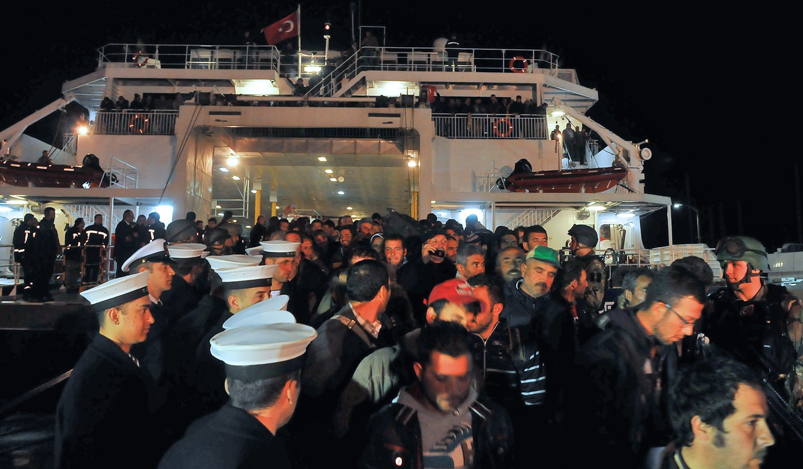 С турския кораб пристигнаха 1518 души, от които 427 чужденци