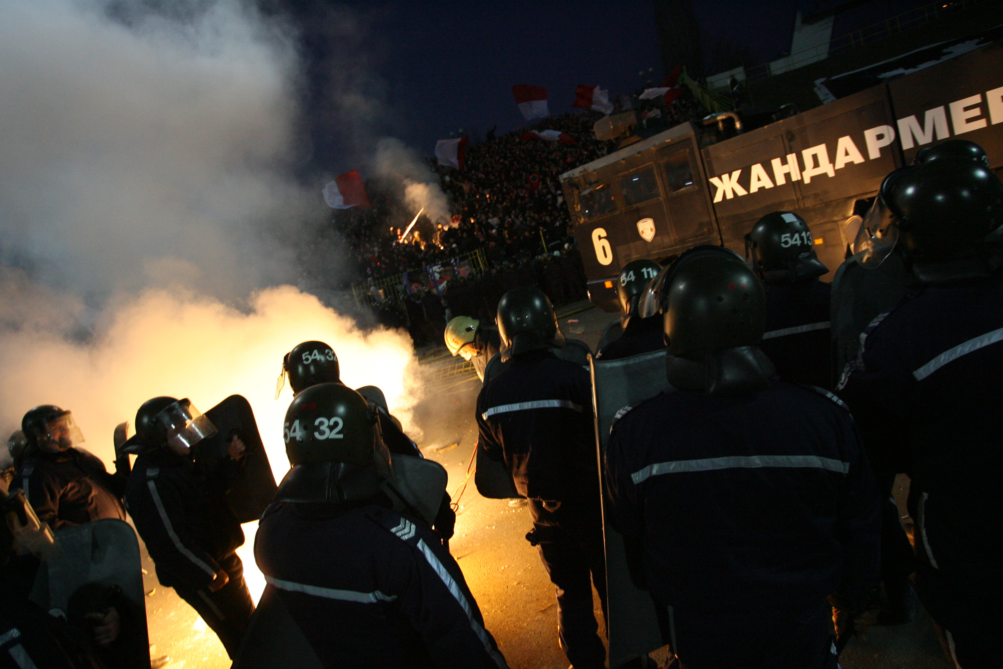 Феновете на ЦСКА създадоха доста работа на полицията