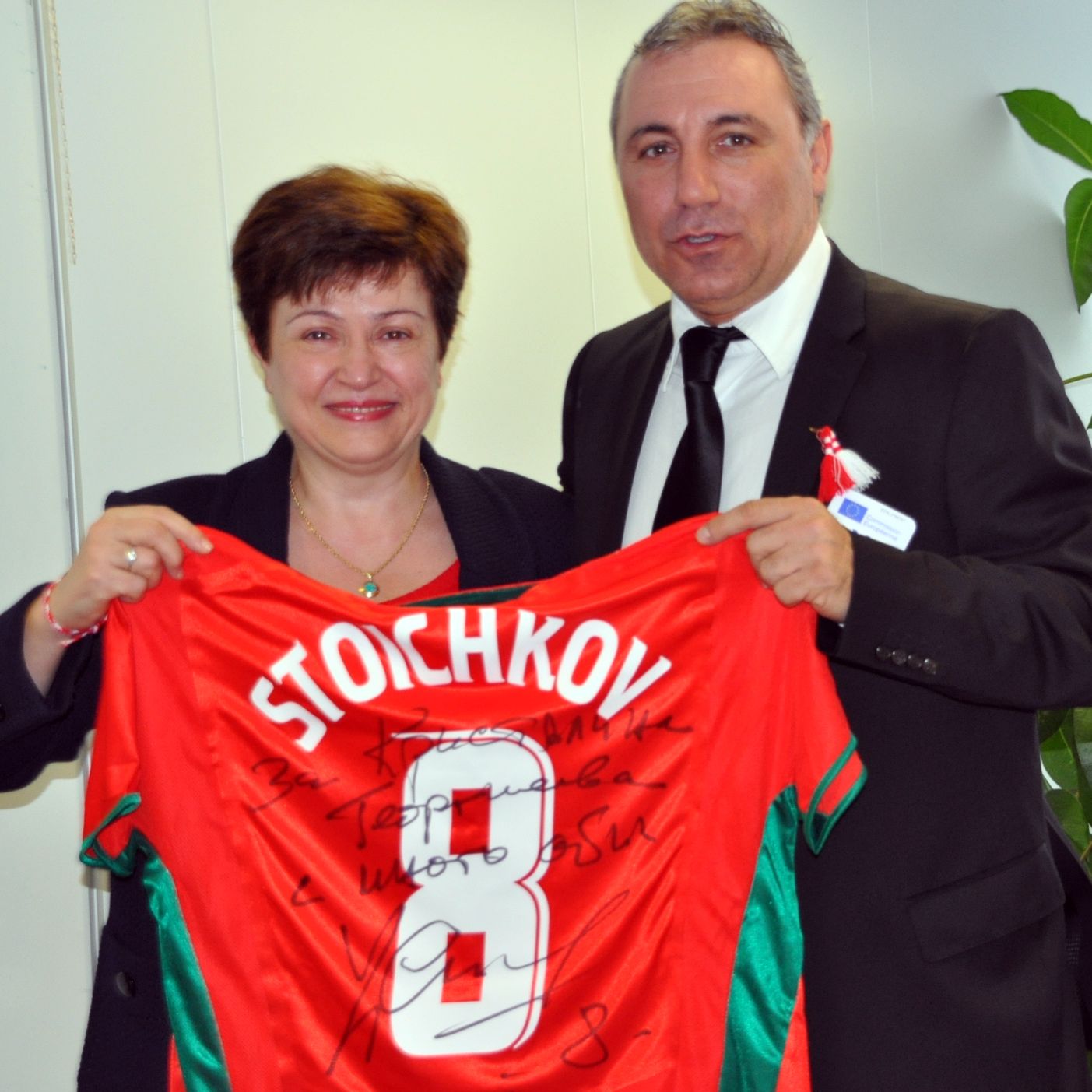 Христо Стоичков подари на Кристалина Георгиева своя футболна фланелка