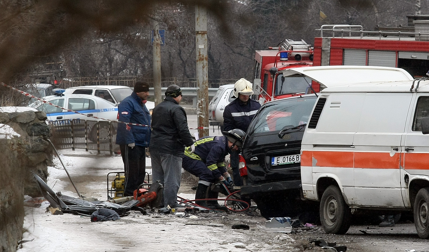 От удара на място загинаха двама мъже от вана на 31 и 53 години, ранени са още двама от същата кола