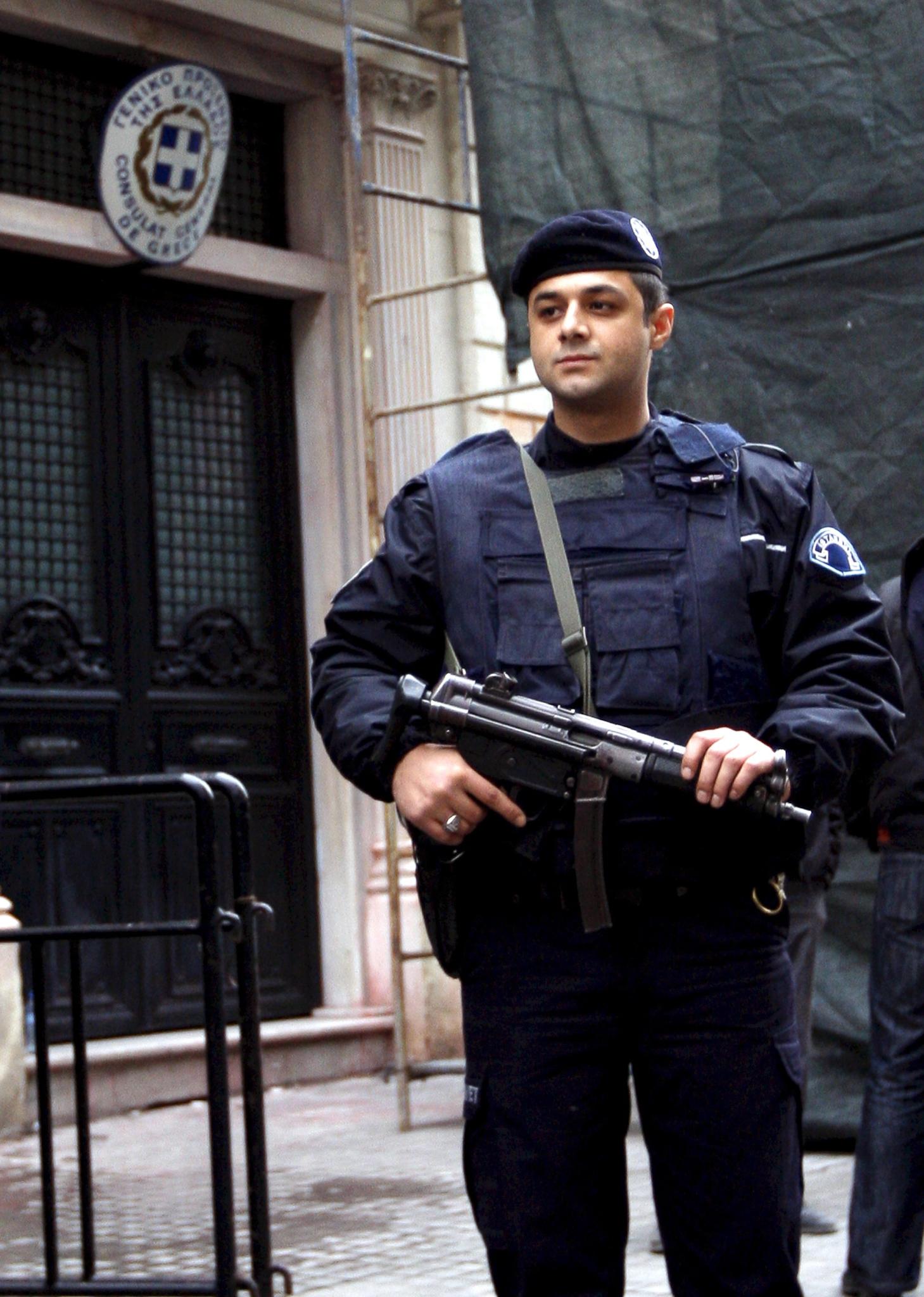 Турското правителство уволни 350 полицаи