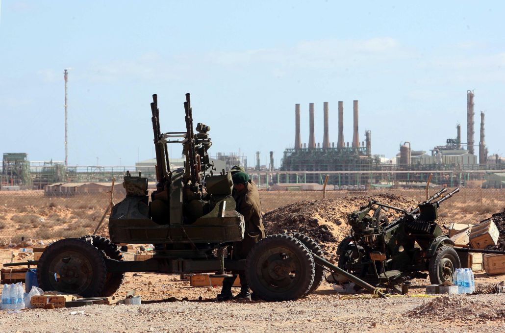 Либийските бунтовници заявиха, че ще прегрупират силите си и ще използват тежки оръжия